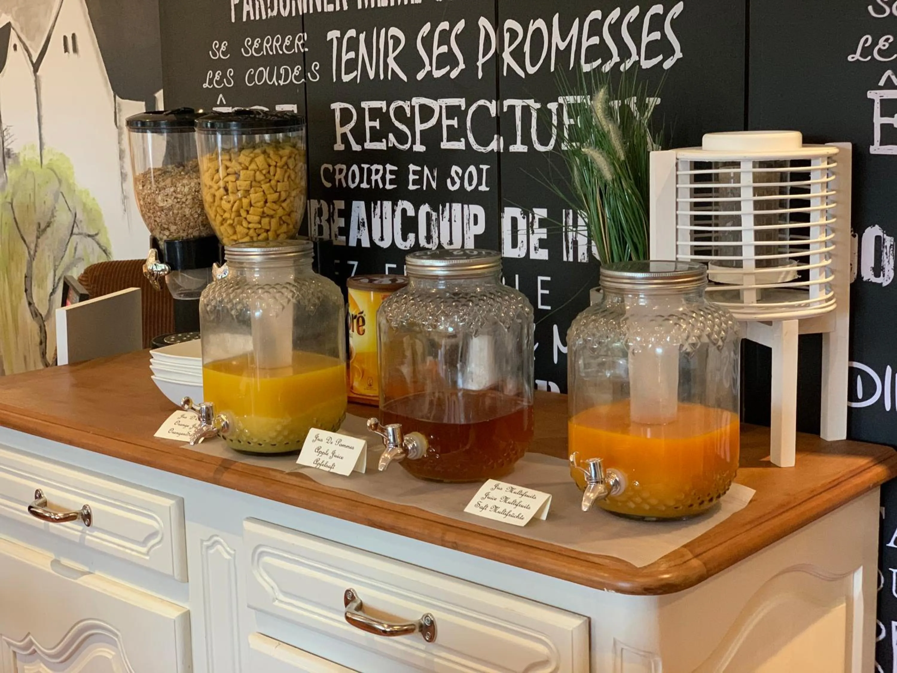 Food and drinks in Logis Hotel Maison Carrée Restaurant O Carré dArt