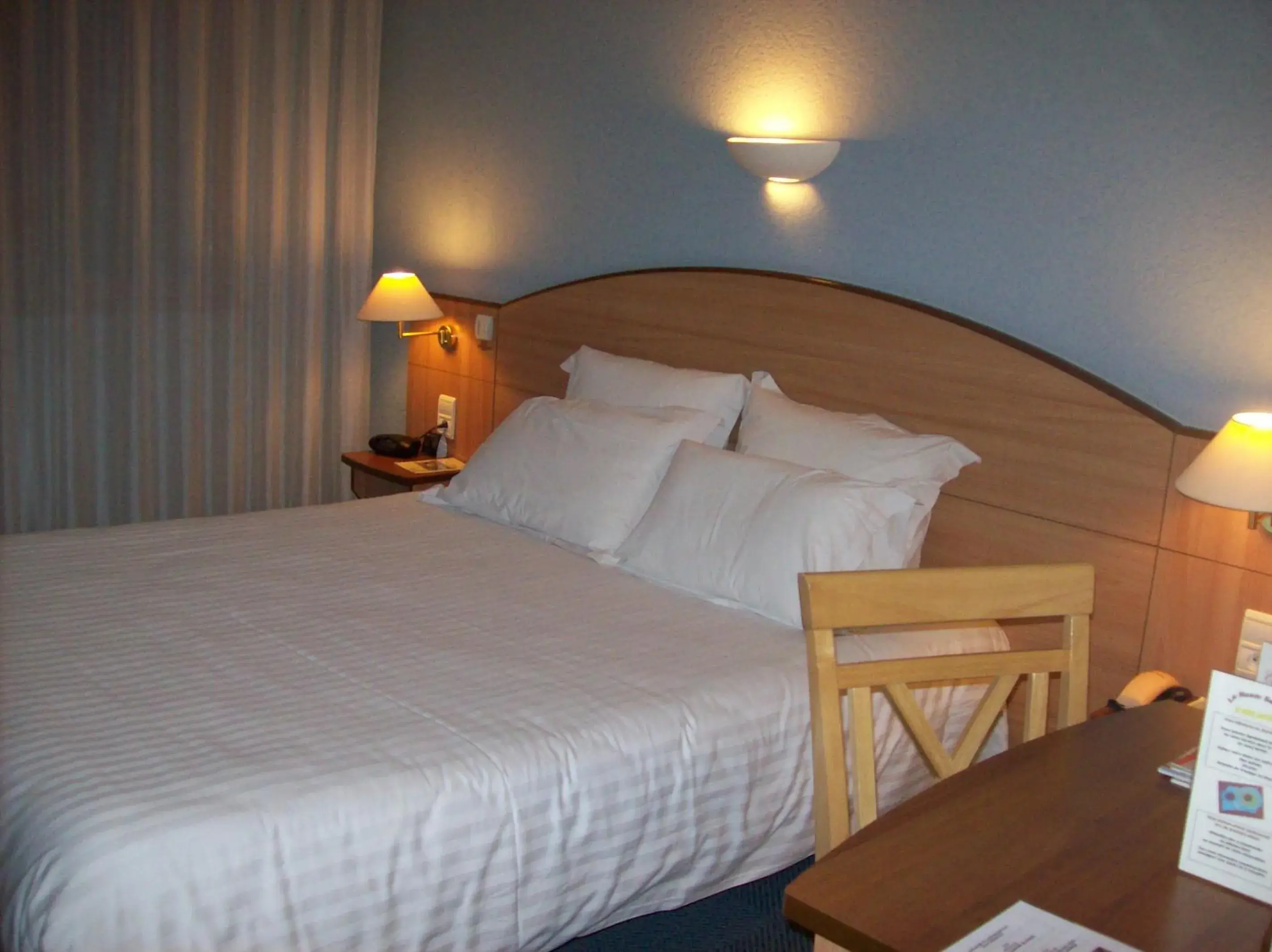 Superior Double/Twin Room in Logis Hotel Maison Carrée Restaurant O Carré dArt Superior Double/Twin Room in Logis Hotel Maison Carrée Restaurant O Carré dArt