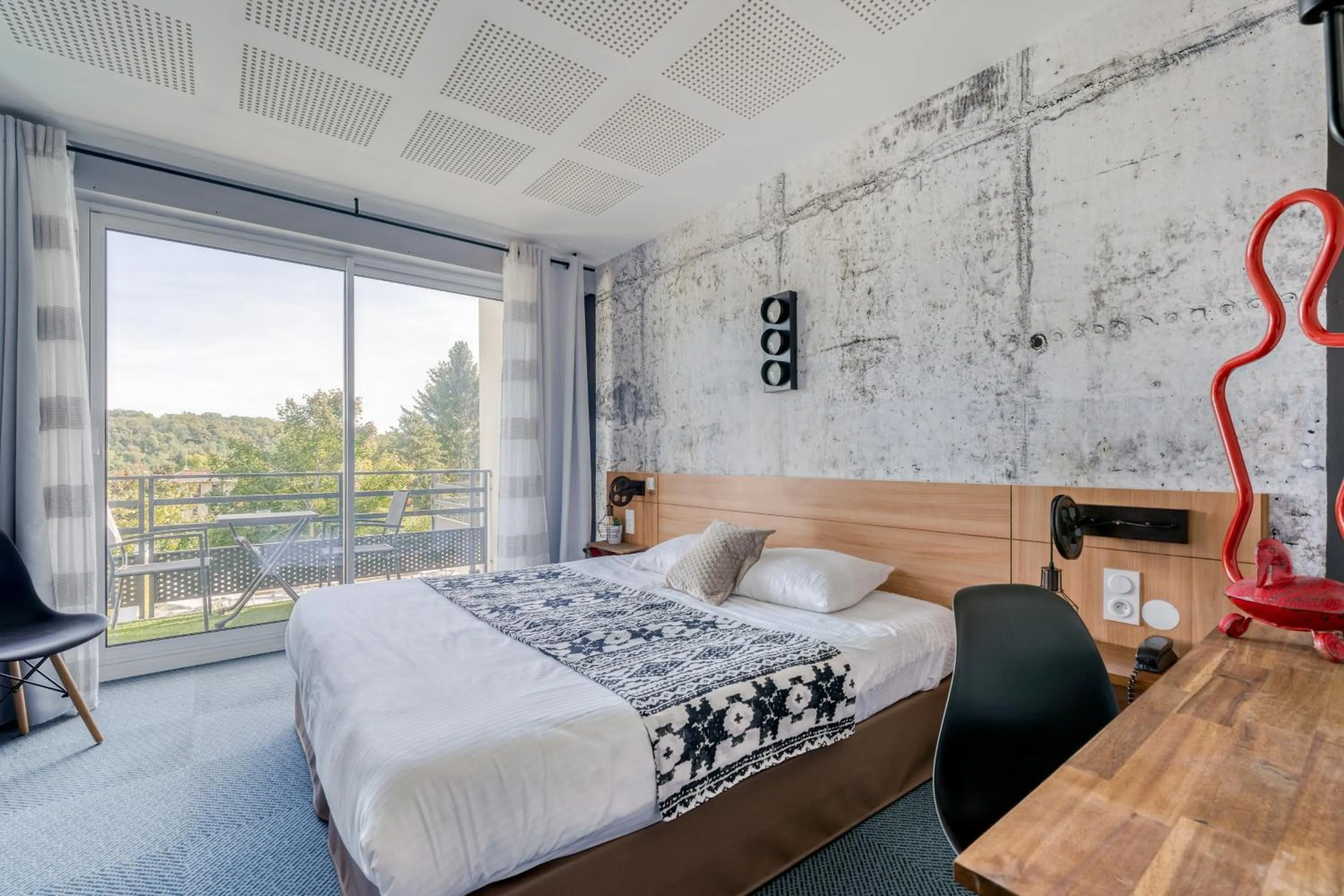 Balcony/Terrace, Bed in Logis Hotel Maison Carrée Restaurant O Carré dArt