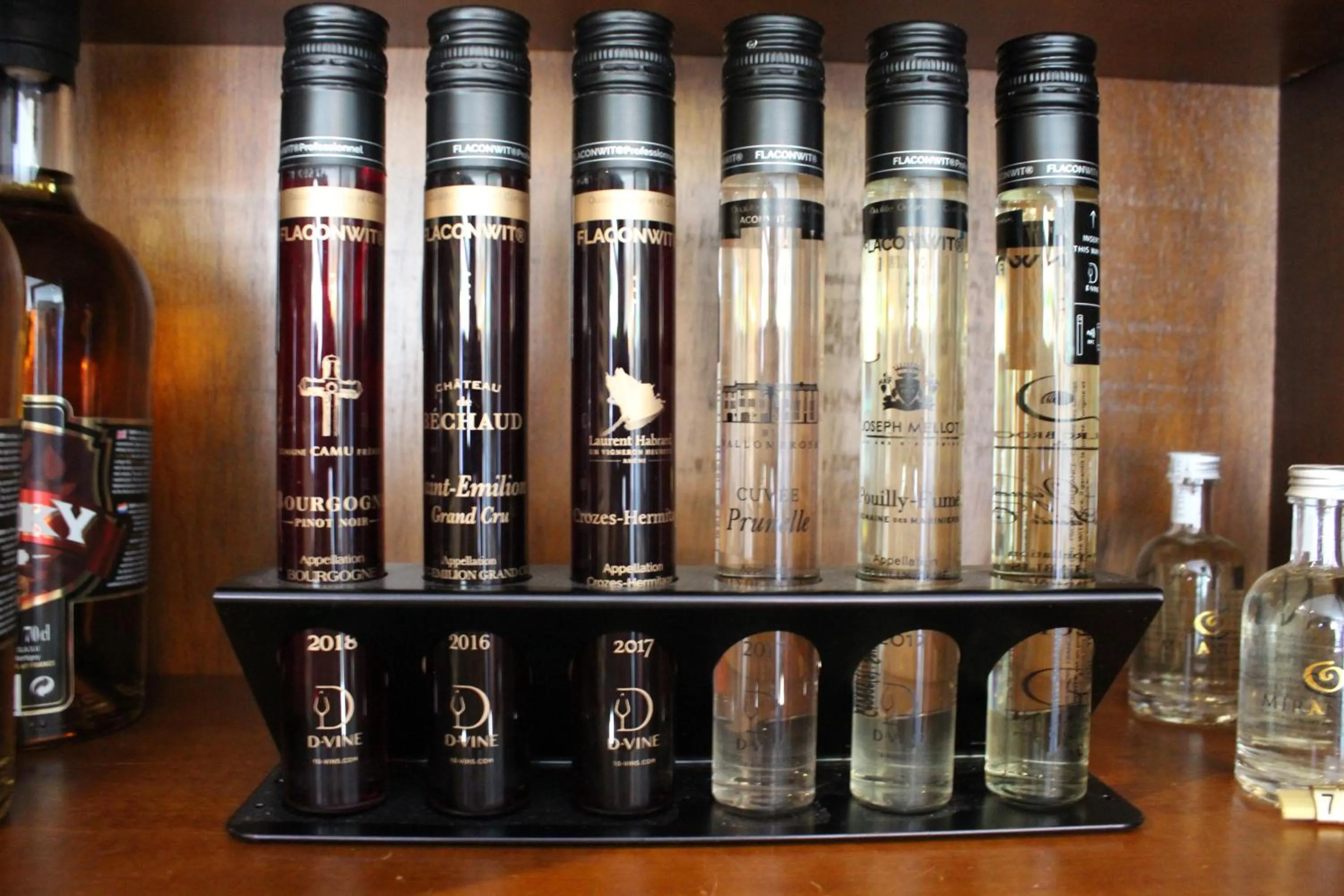 Alcoholic drinks in Logis Hotel Maison Carrée Restaurant O Carré dArt