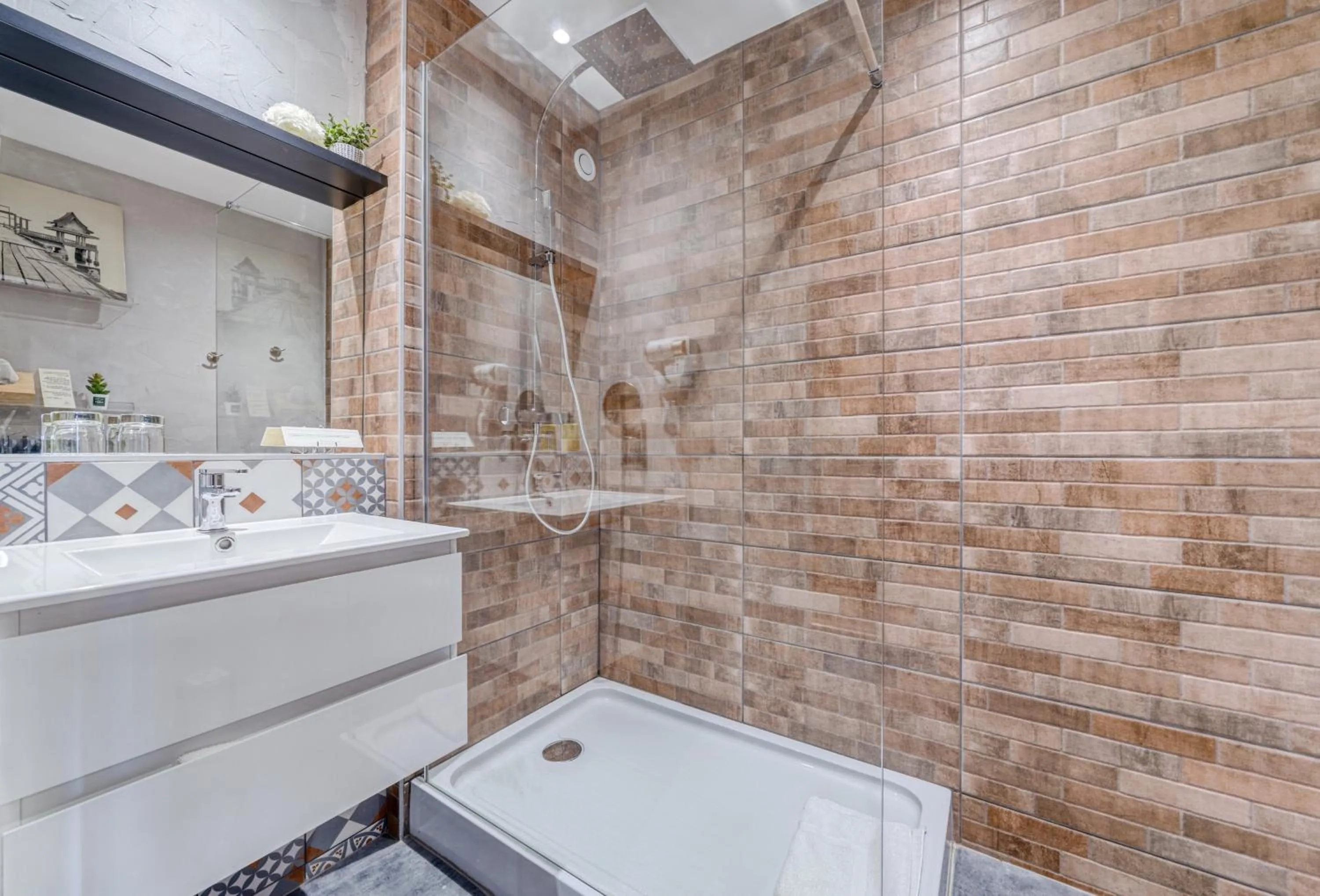 Shower in Logis Hotel Maison Carrée Restaurant O Carré dArt