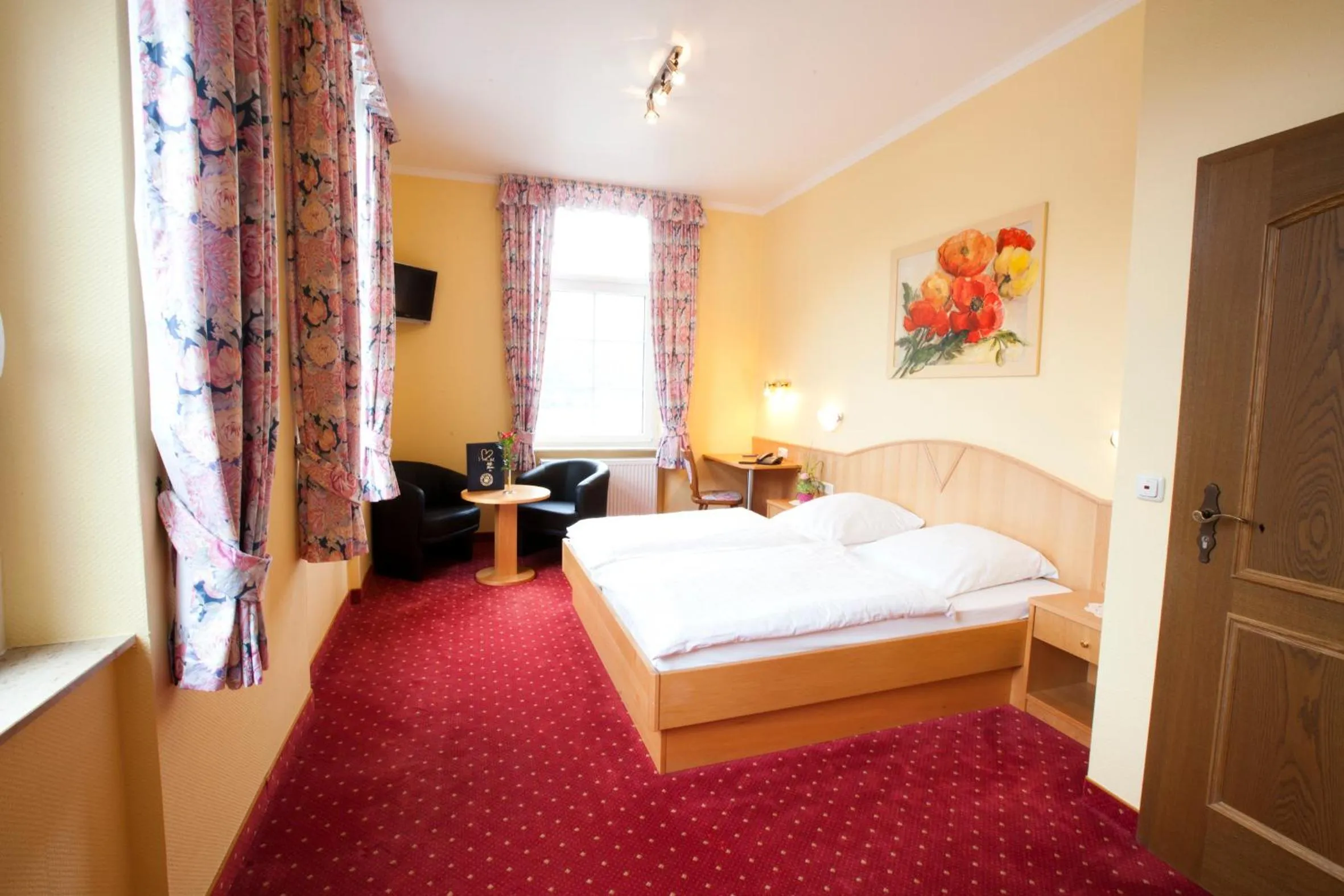 Photo of the whole room, Bed in Hotel Zwei Mohren