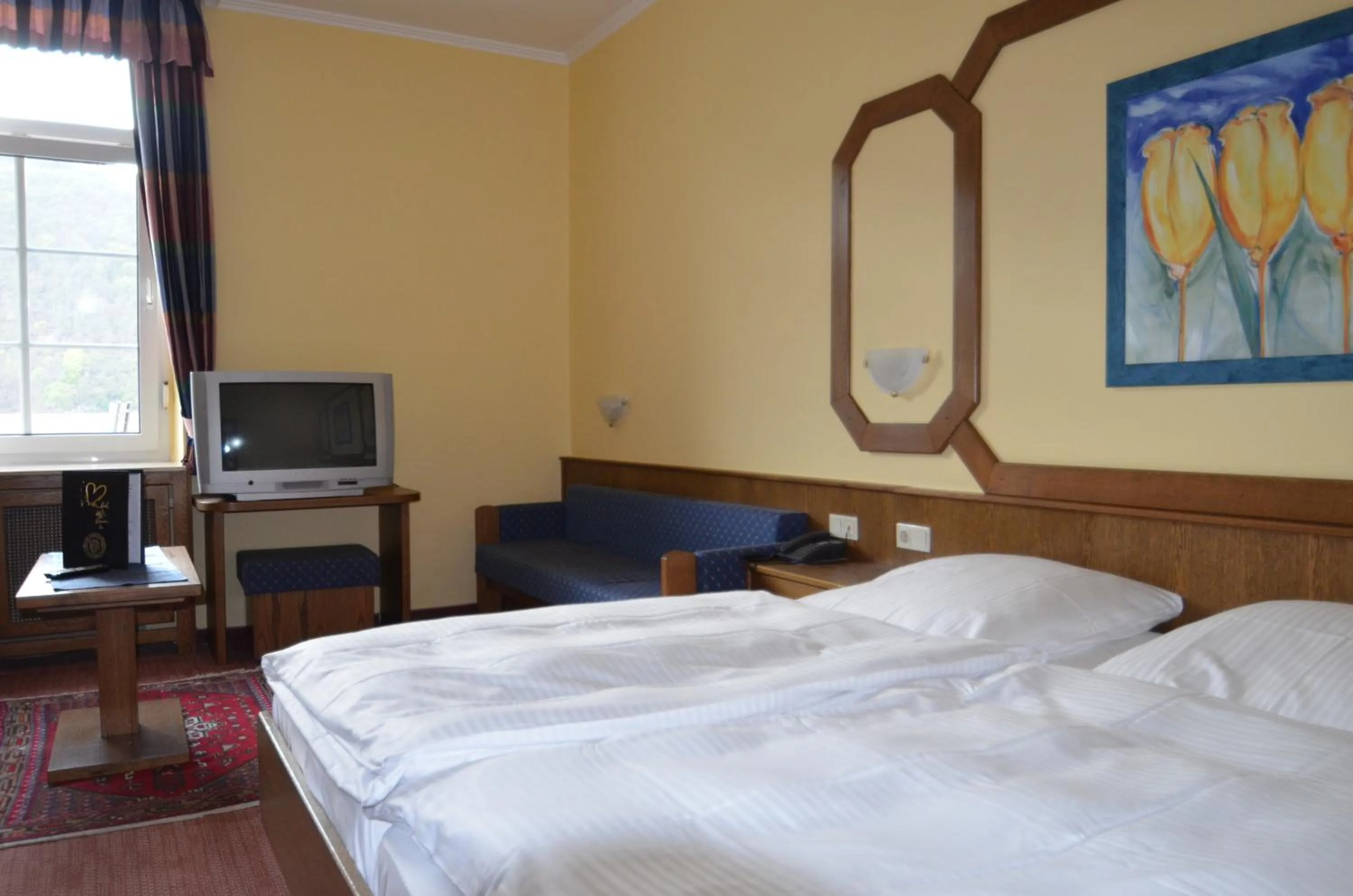Photo of the whole room, Bed in Hotel Zwei Mohren