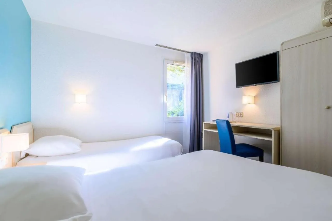 Photo of the whole room, Bed in Comfort Hotel Orleans Saran