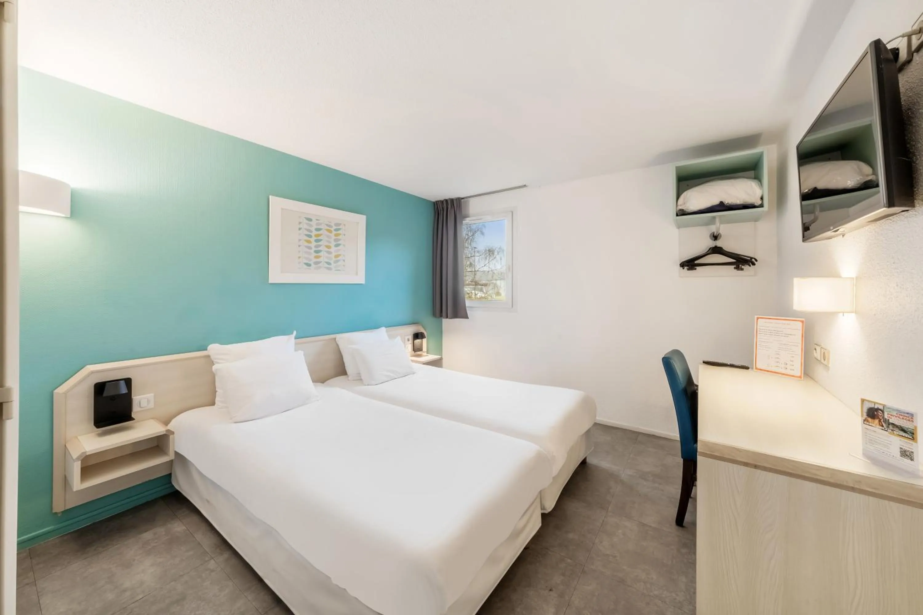 Bedroom, Bed in Comfort Hotel Orleans Saran