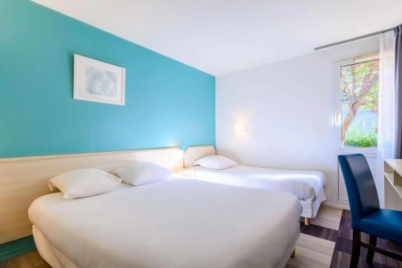 Bedroom, Bed in Comfort Hotel Orleans Saran