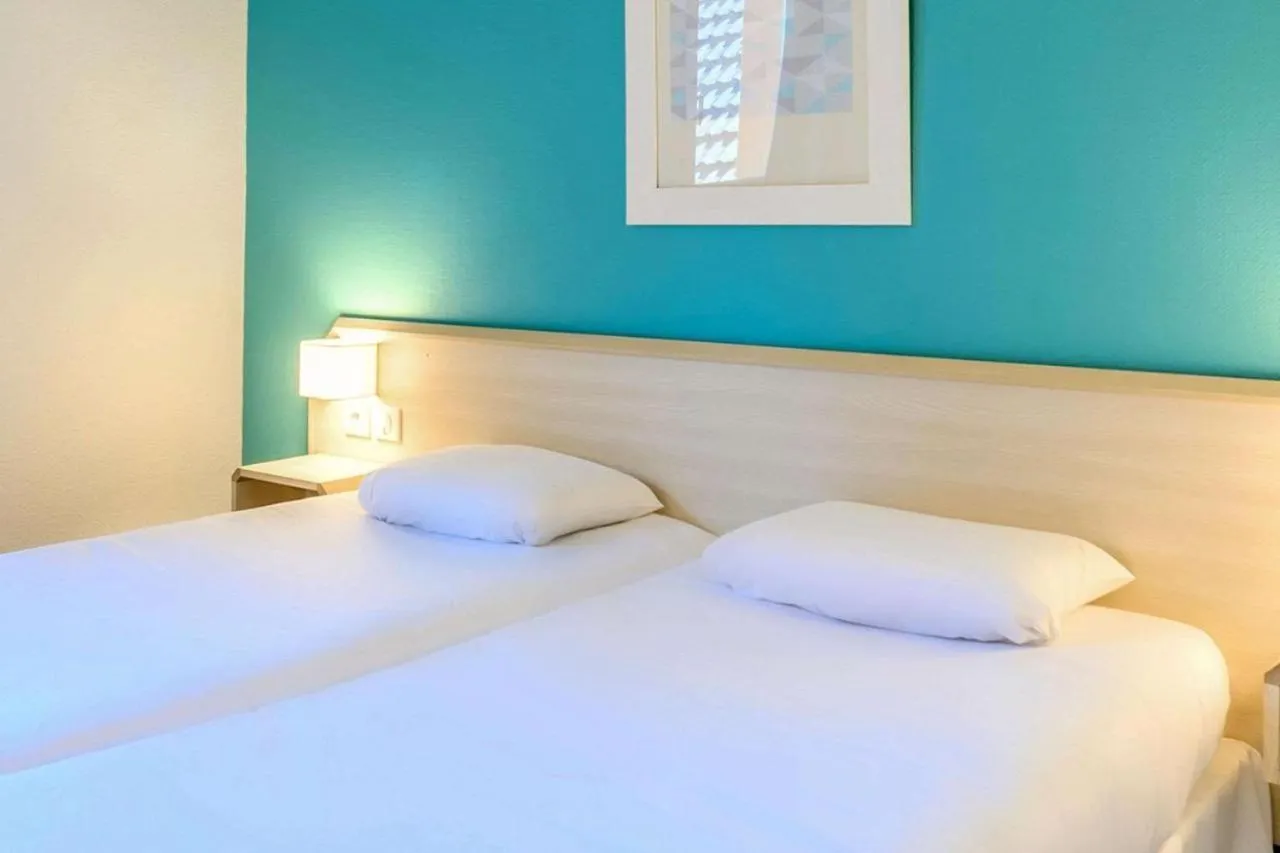 Bedroom, Bed in Comfort Hotel Orleans Saran