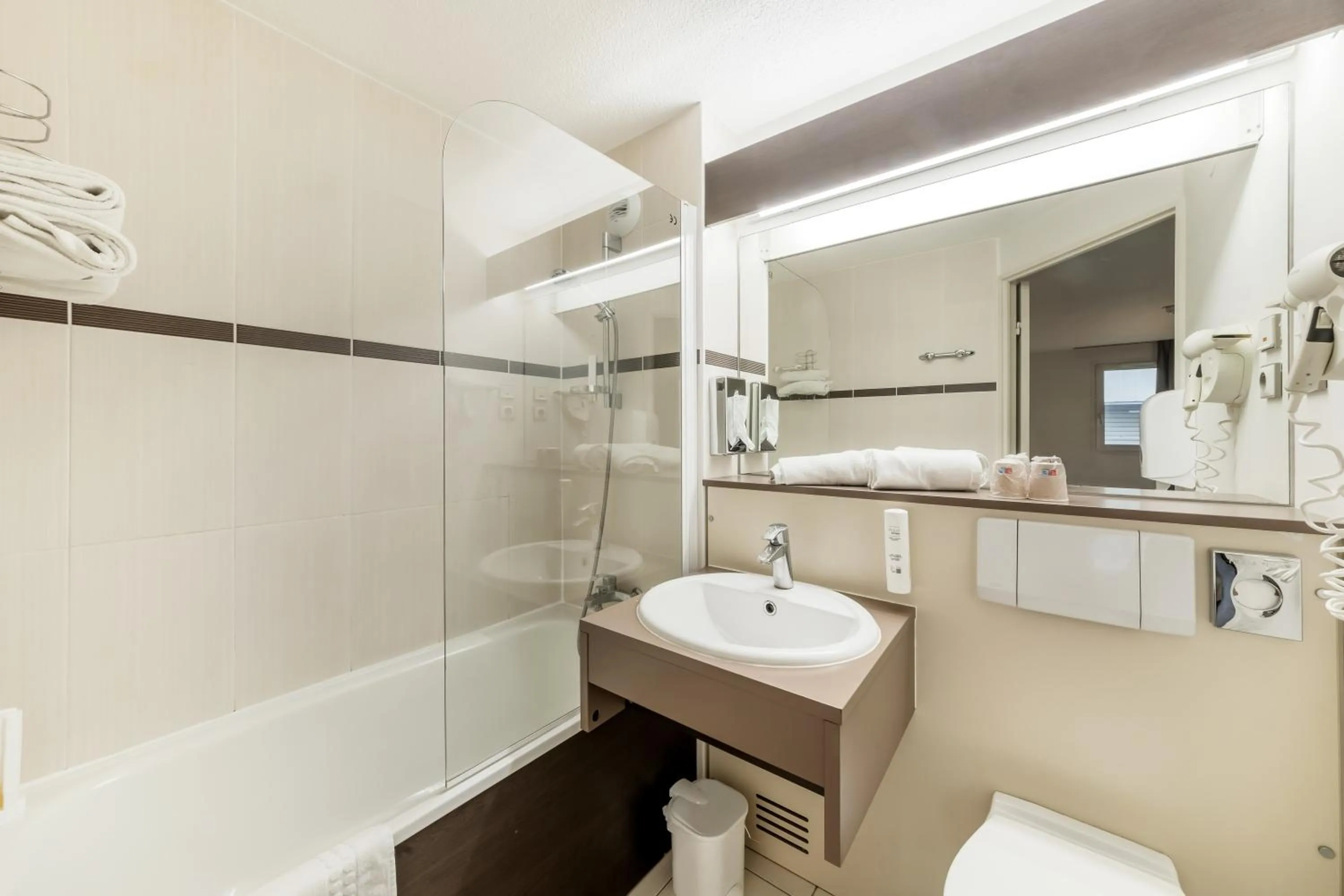 Bathroom in Comfort Hotel Orleans Saran
