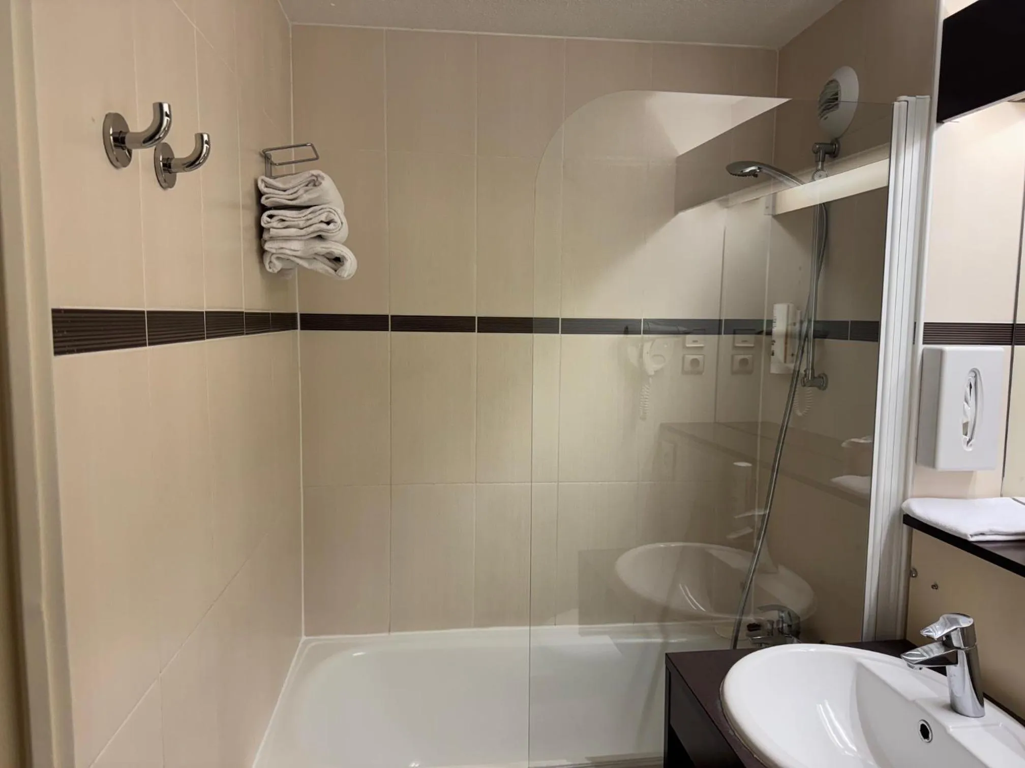 Bathroom in Comfort Hotel Orleans Saran