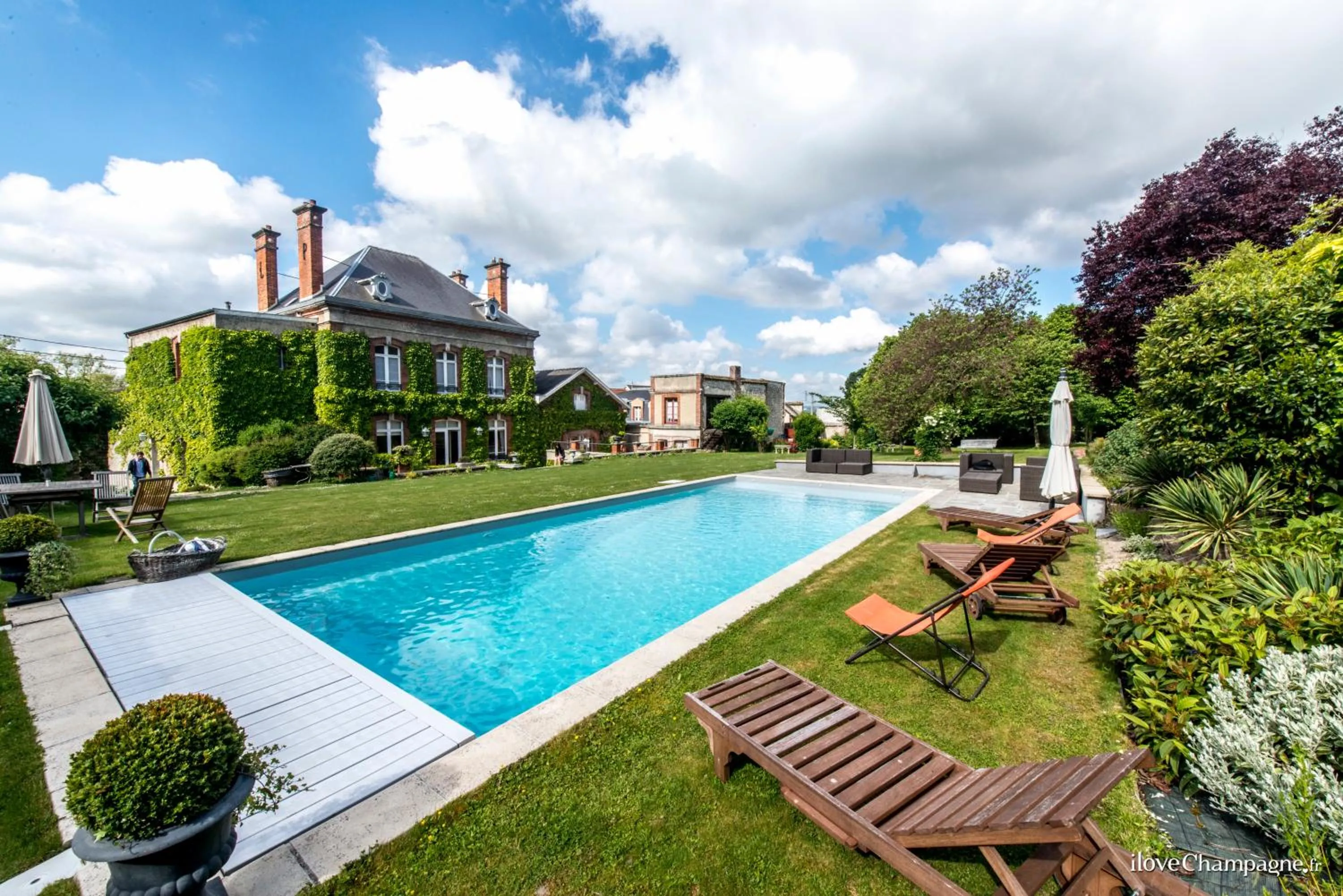 Swimming pool in Le Clos Corbier - Champagne Collard-Milesi