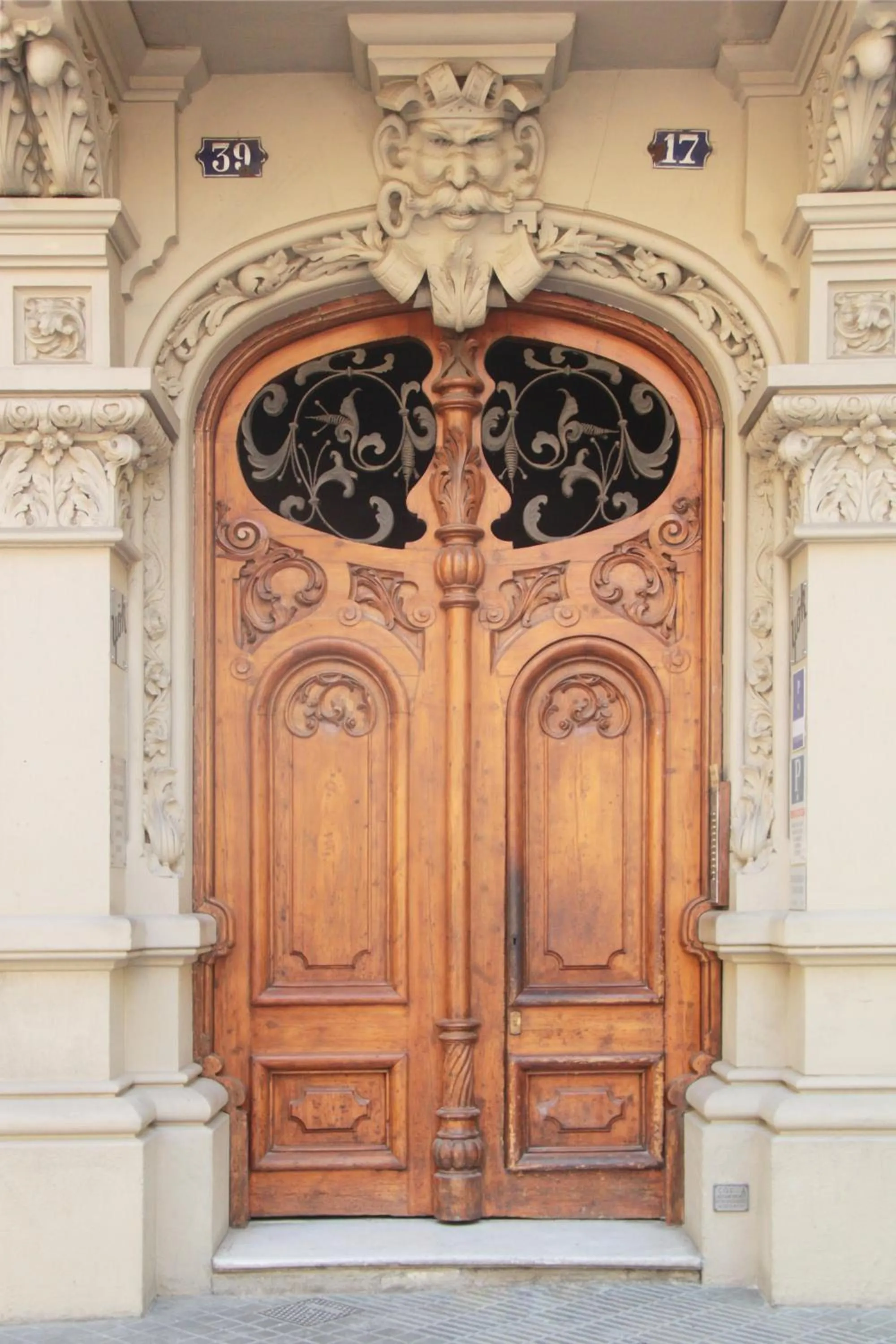 Facade/entrance in Som Nit Triomf