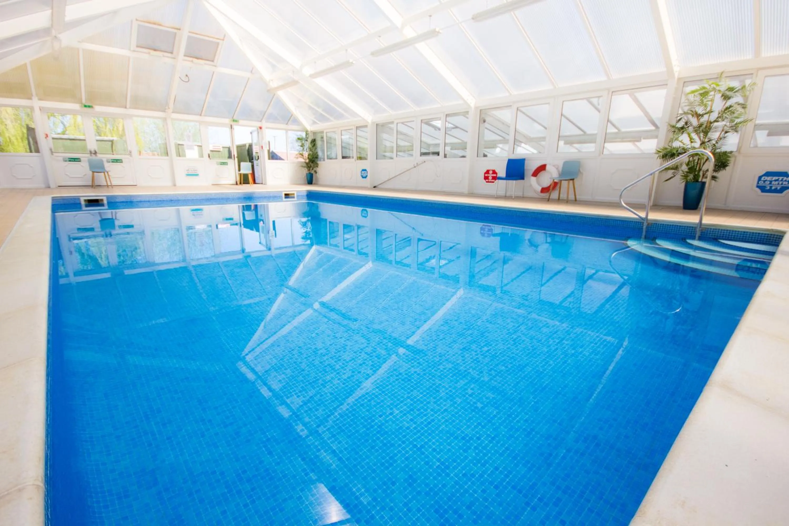 Swimming pool in The Lakes Rookley Holiday Park