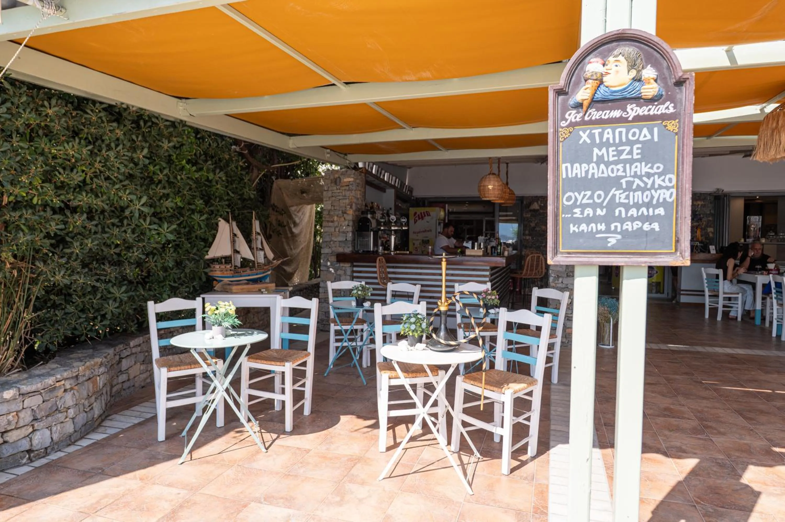 Restaurant/places to eat in Hotel Pavlou