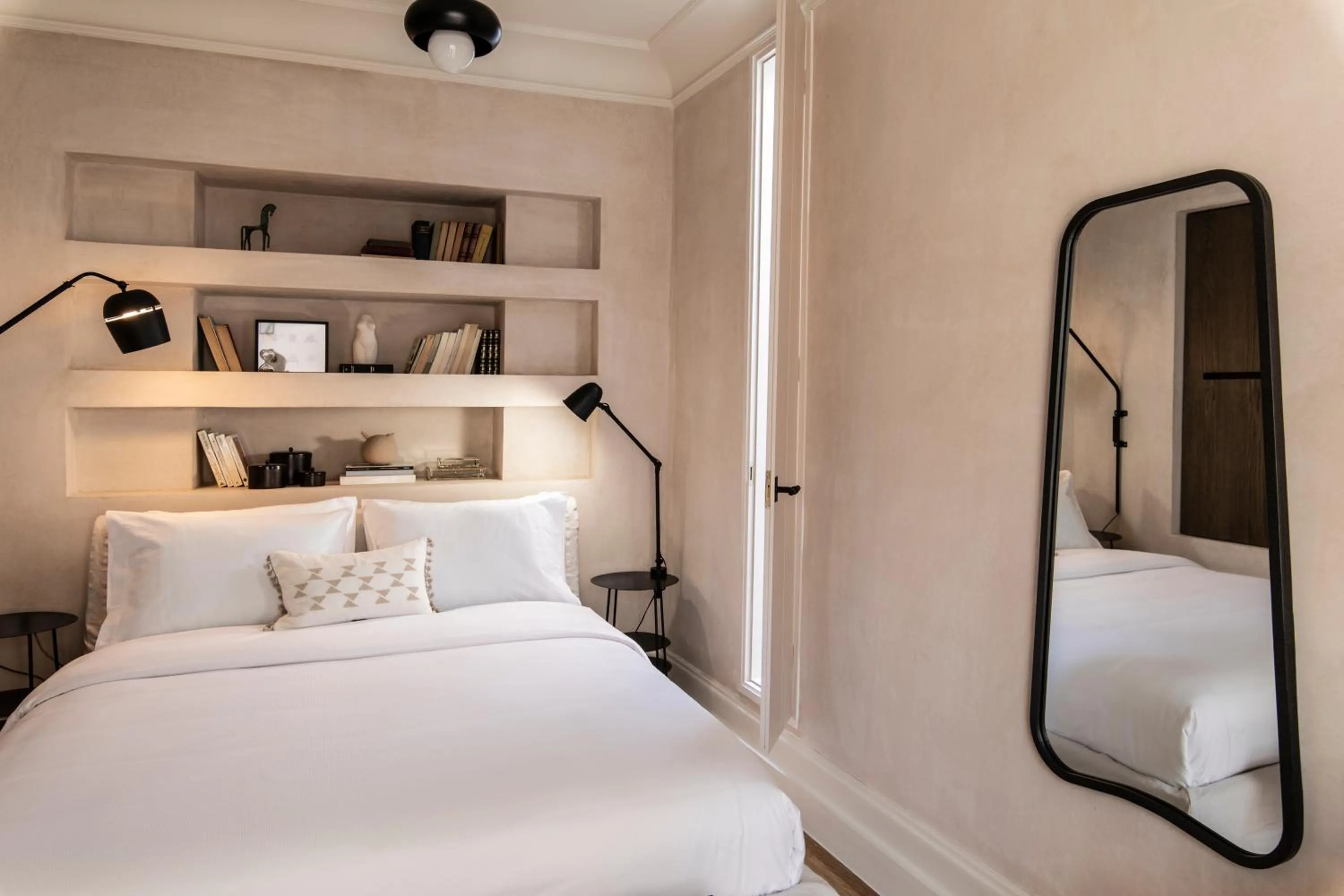 Bedroom, Bed in Monsieur Didot