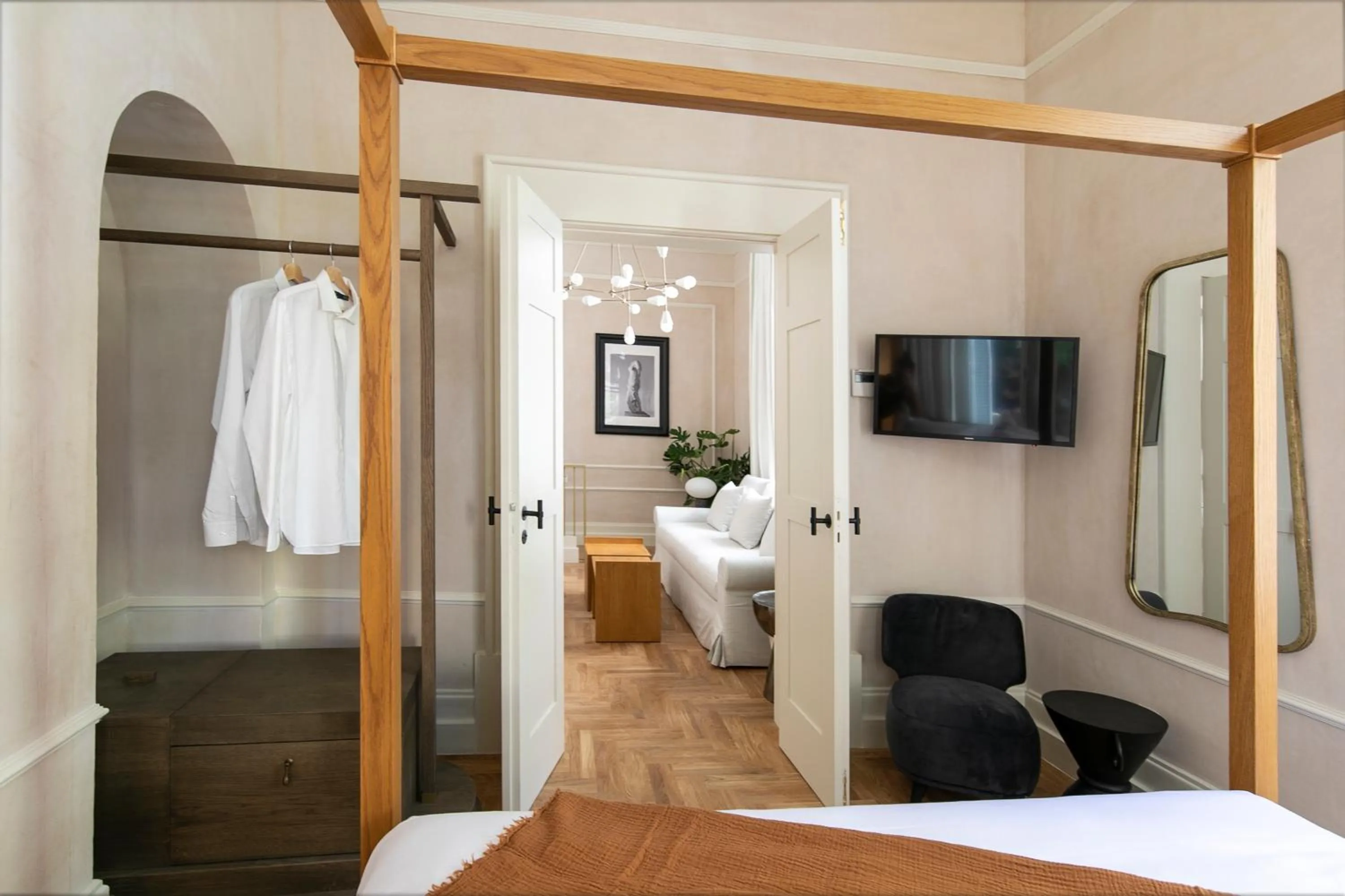 Photo of the whole room, Bed in Monsieur Didot