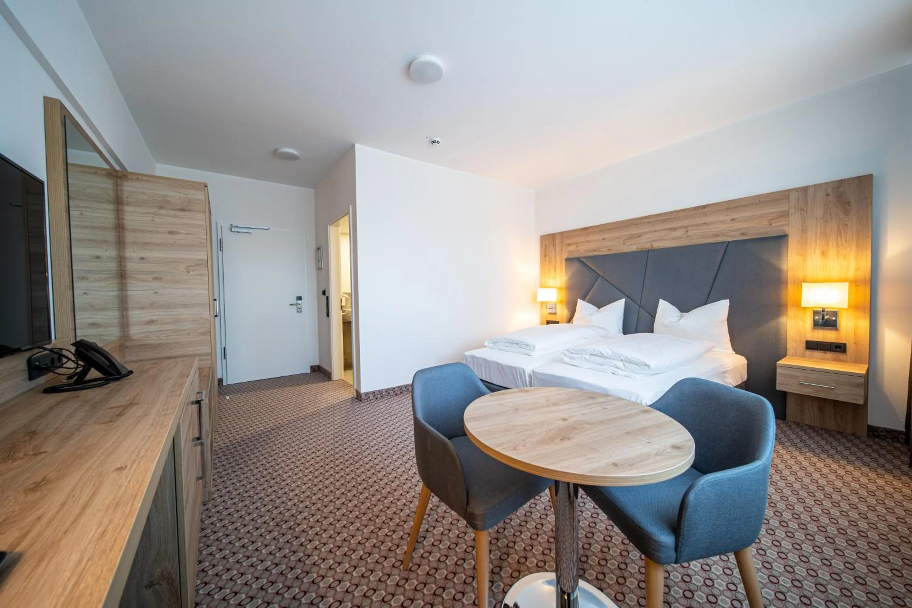 Photo of the whole room, Bed in EE Hotel