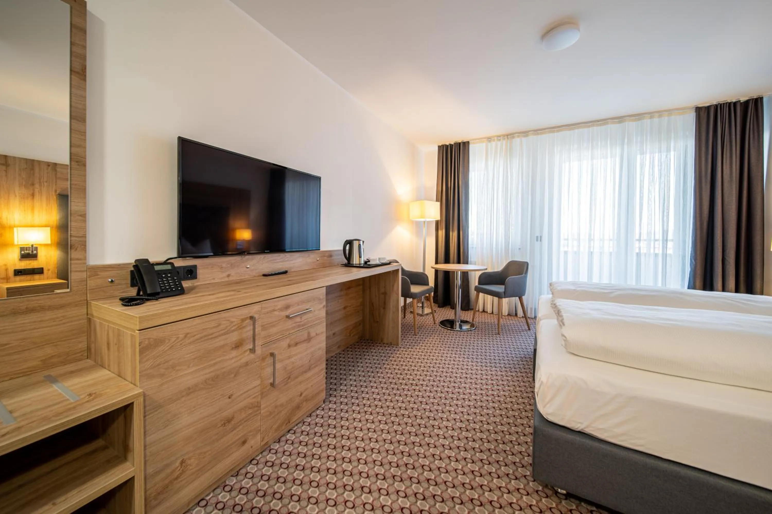 Photo of the whole room, Bed in EE Hotel