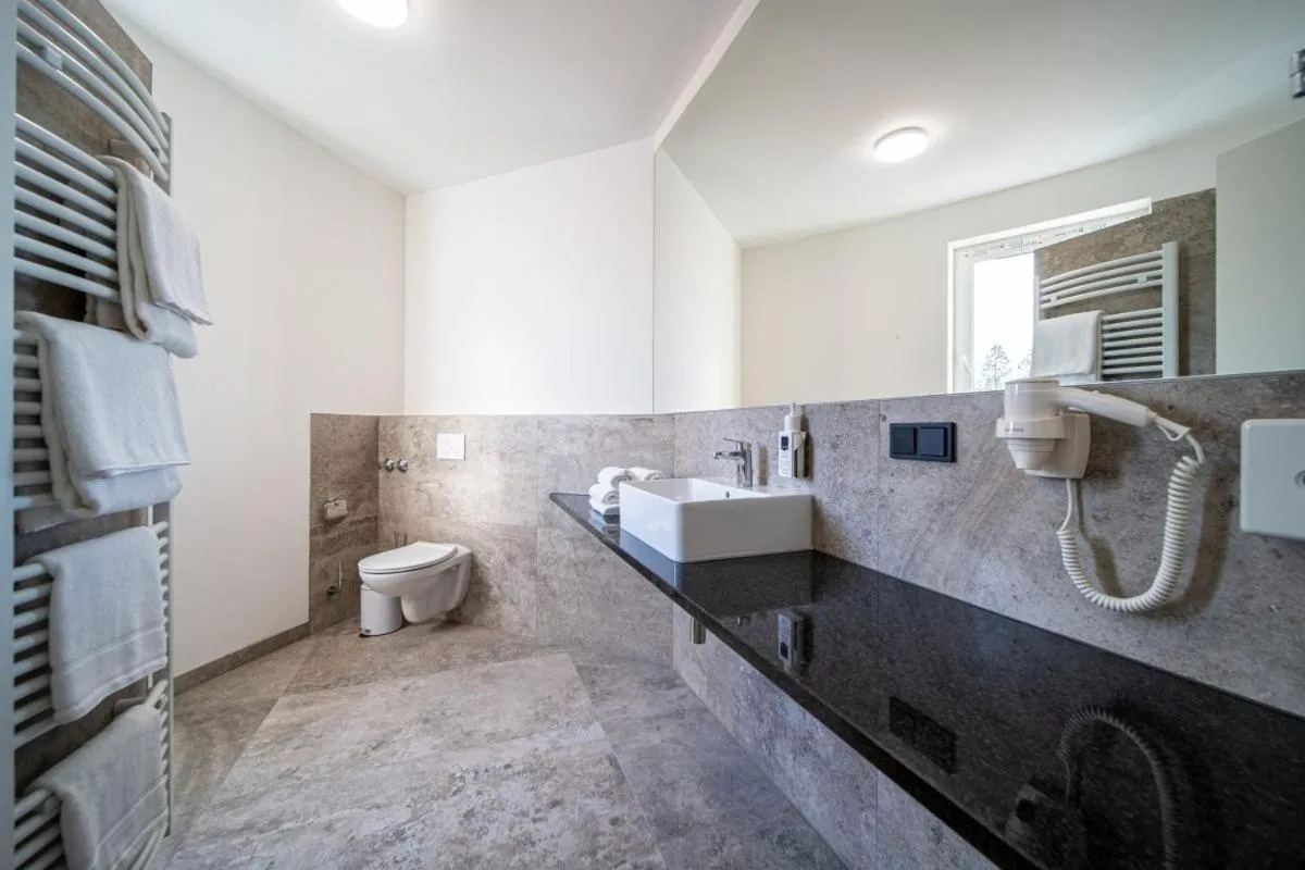 Bathroom, Bed in EE Hotel