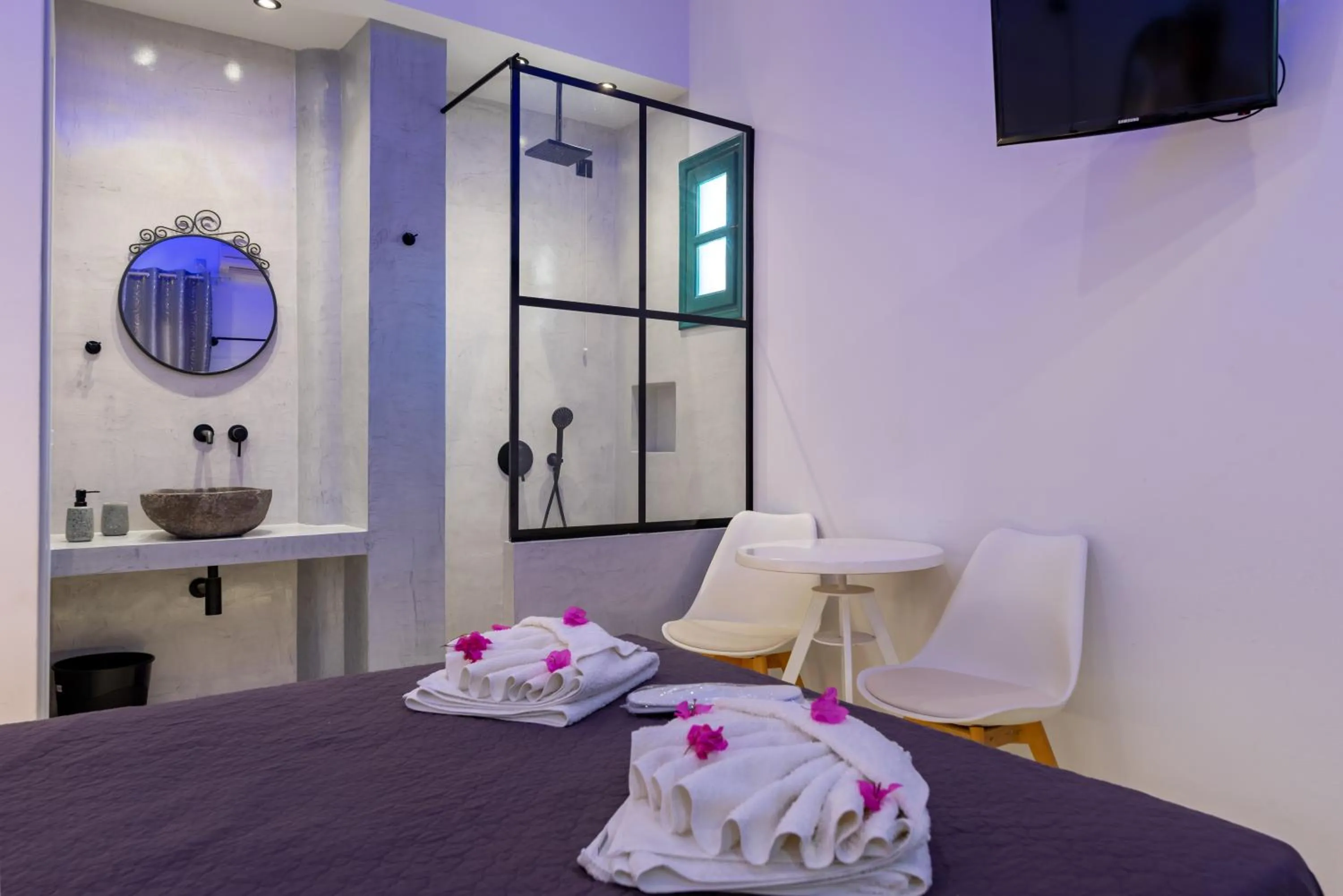 Shower, Bed in Villa Anemomilos Perissa