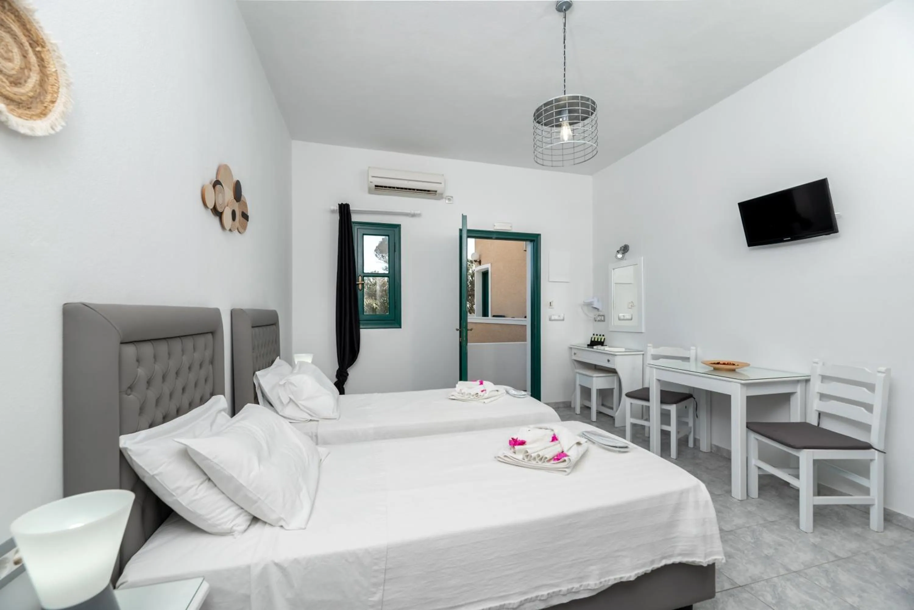 Bed in Villa Anemomilos Perissa