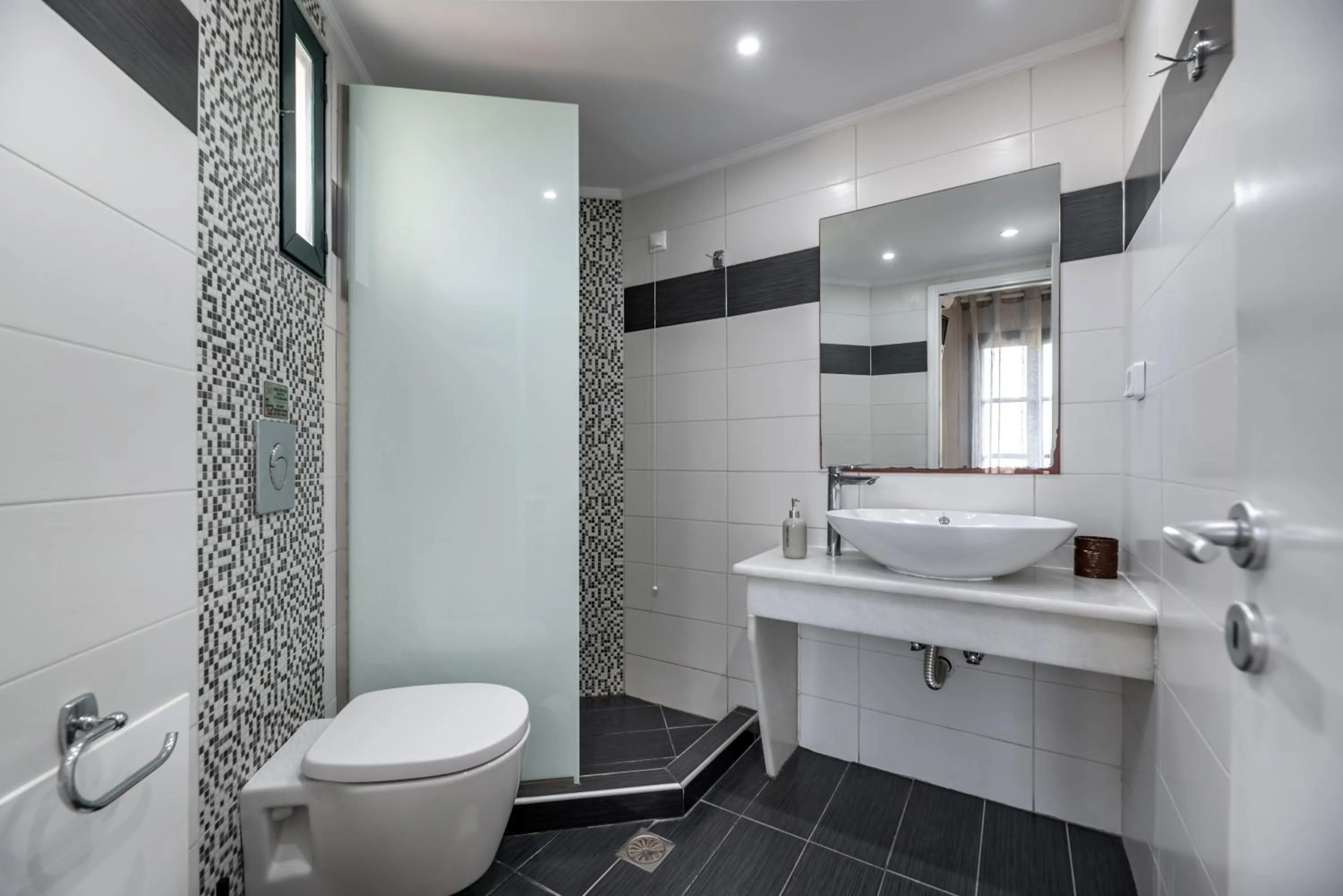 Shower in Villa Anemomilos Perissa