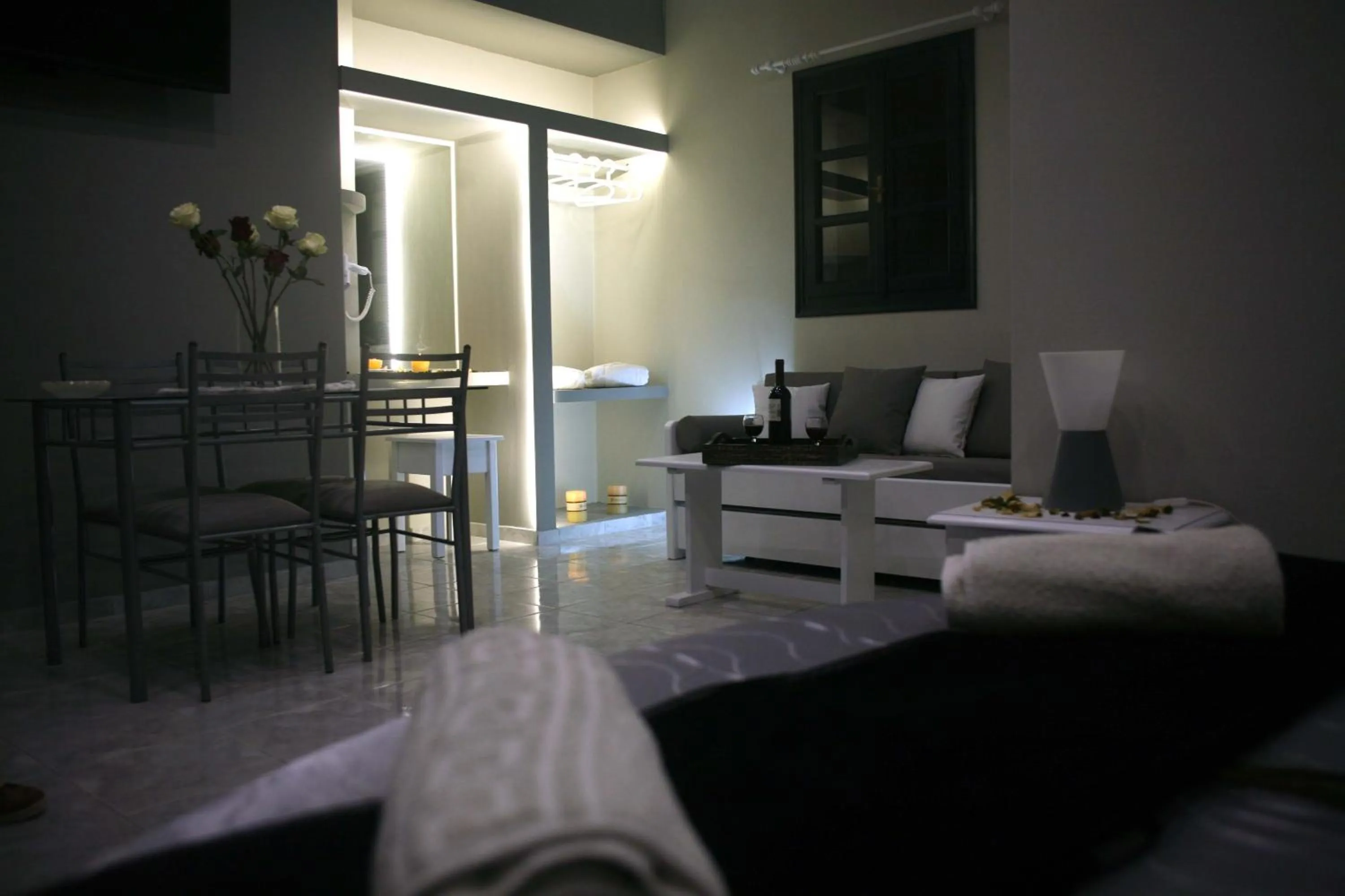 Living room, Bed in Villa Anemomilos Perissa