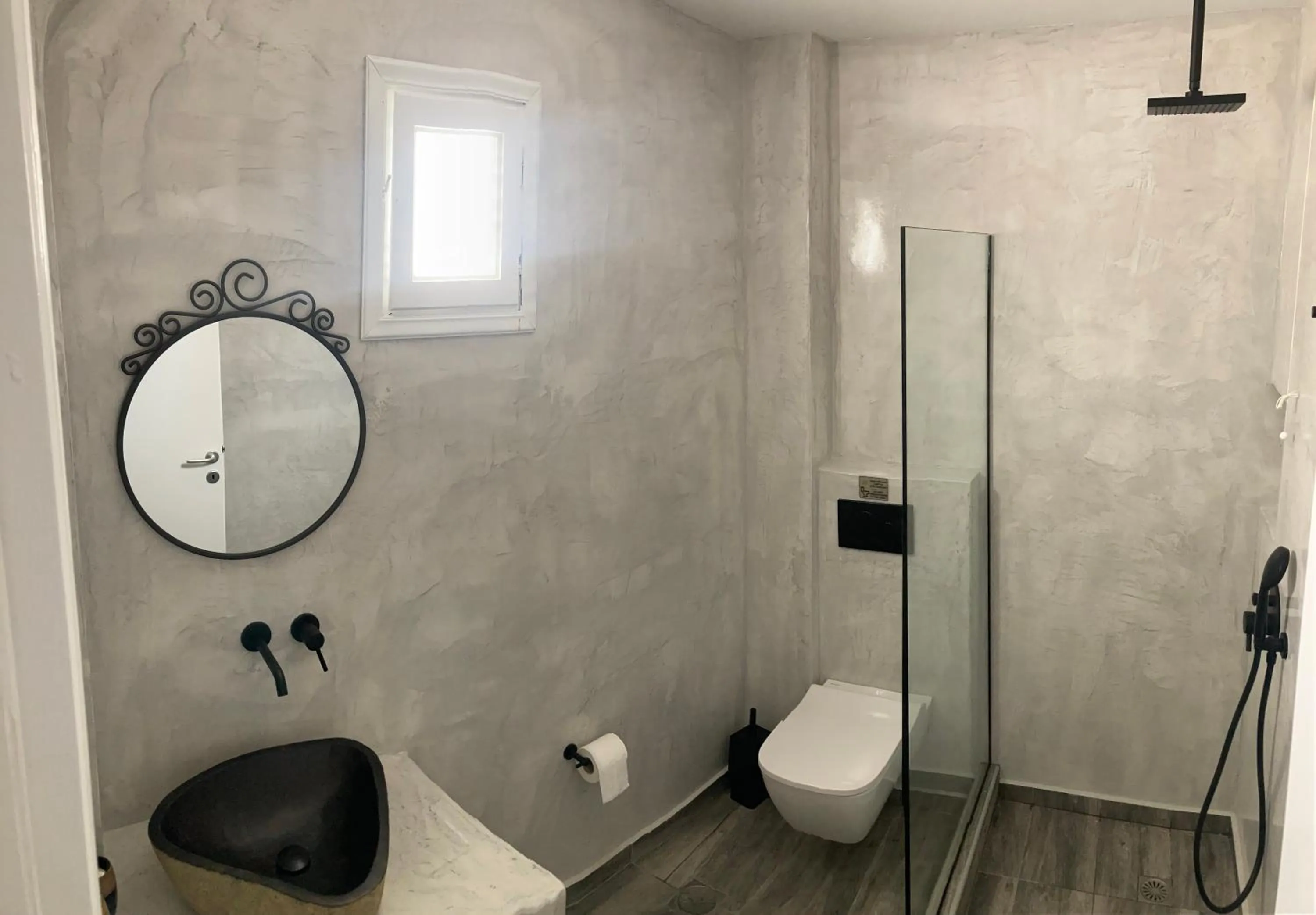 Shower in Villa Anemomilos Perissa