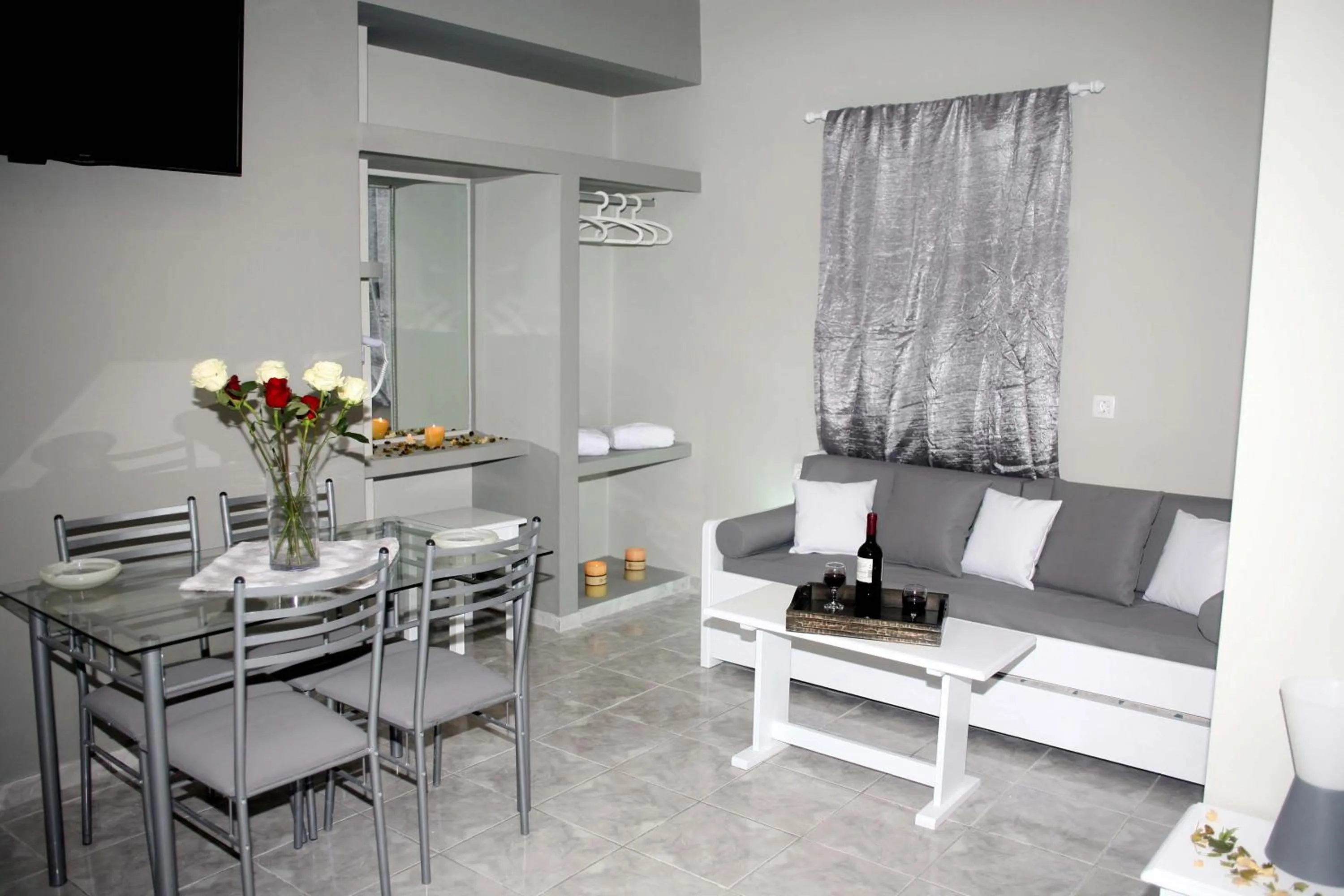 TV and multimedia in Villa Anemomilos Perissa