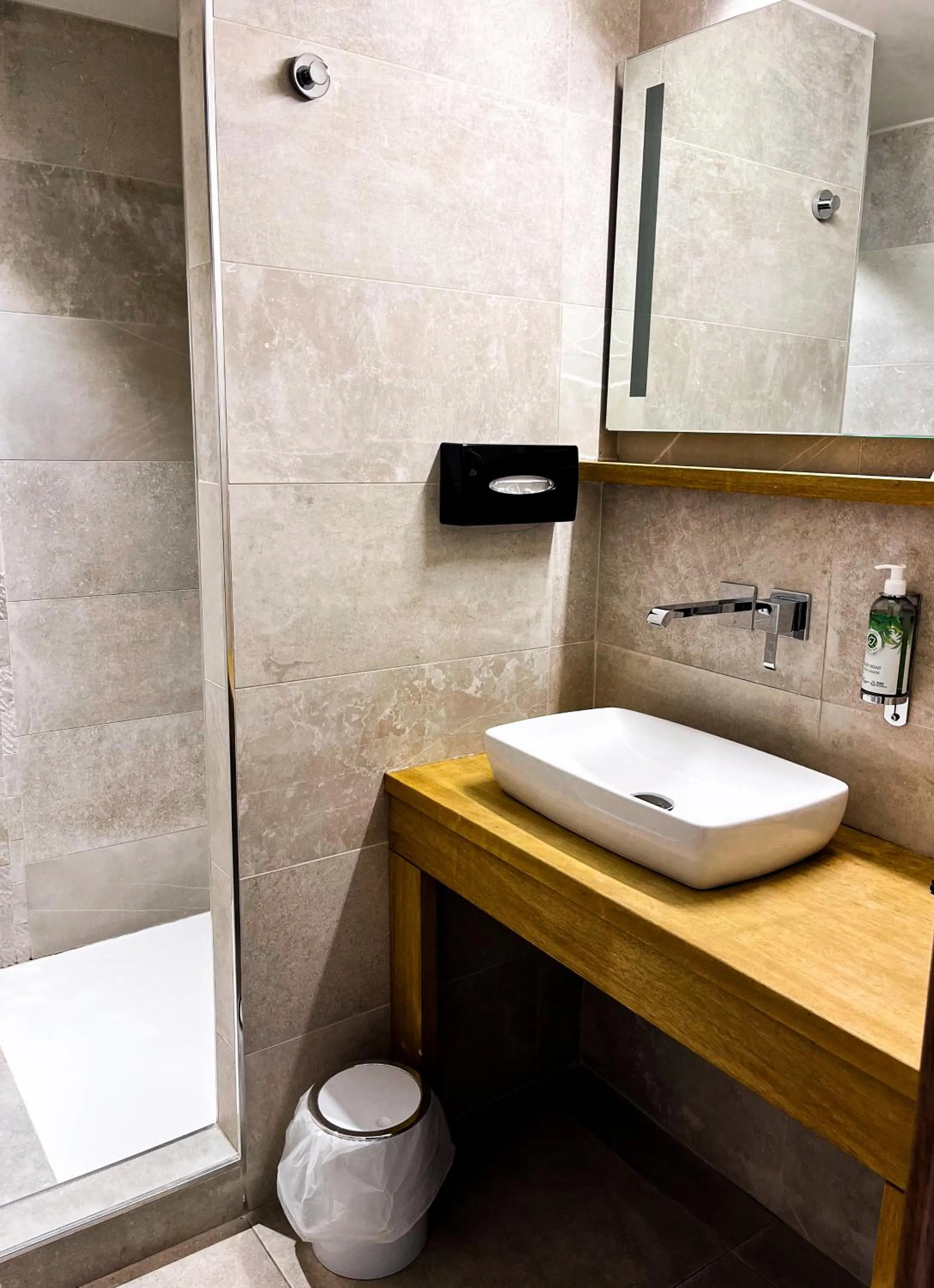 Bathroom in Best Western L'Aquarium Arras Nord