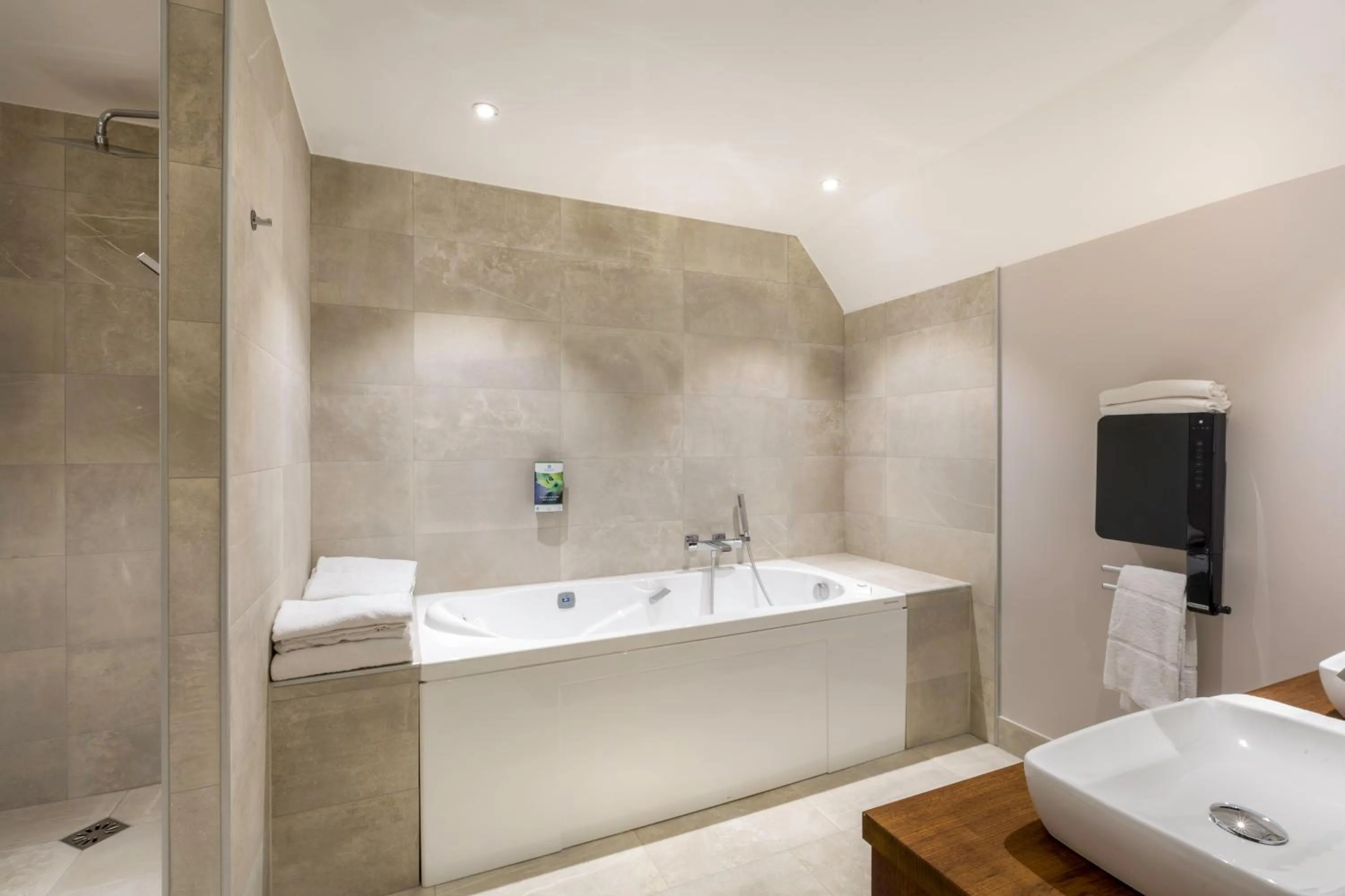 Bathroom in Best Western L'Aquarium Arras Nord