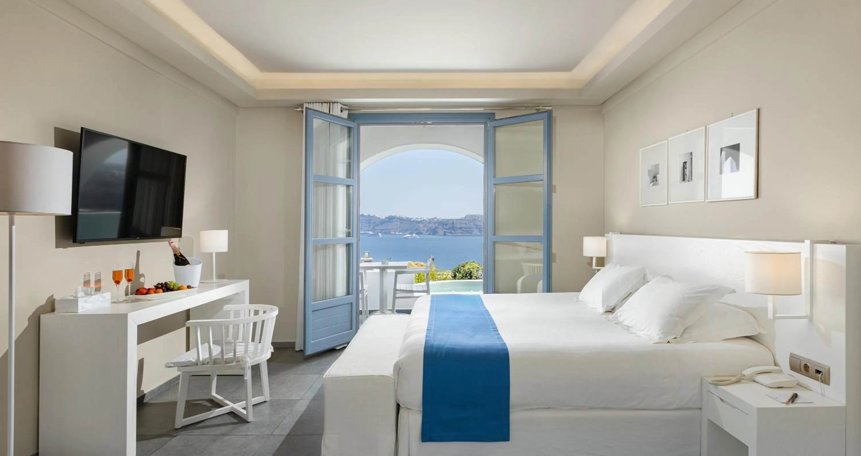 Bed in Acroterra Rosa Luxury Suites & Spa