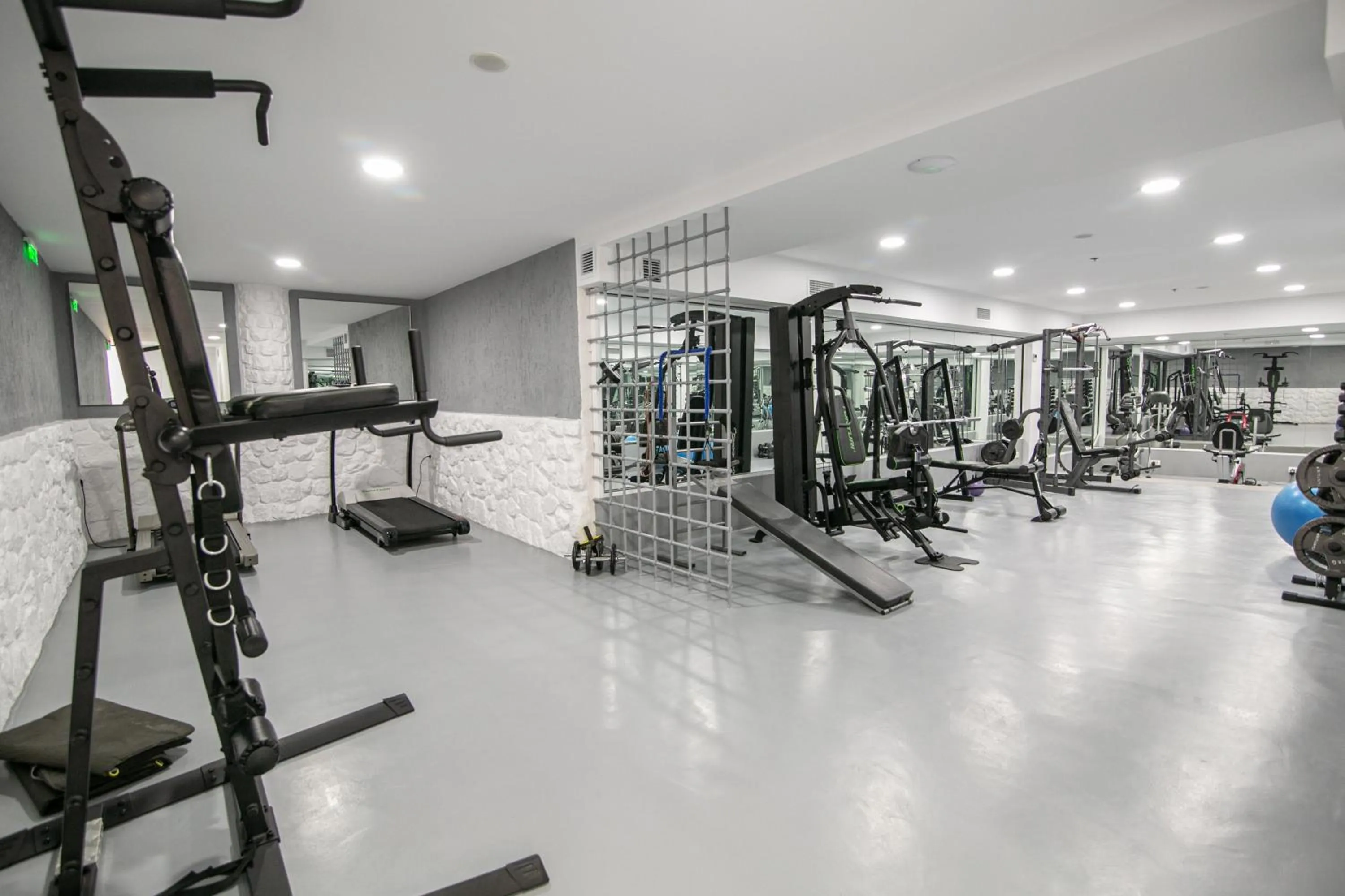 Fitness centre/facilities in Acroterra Rosa Luxury Suites & Spa