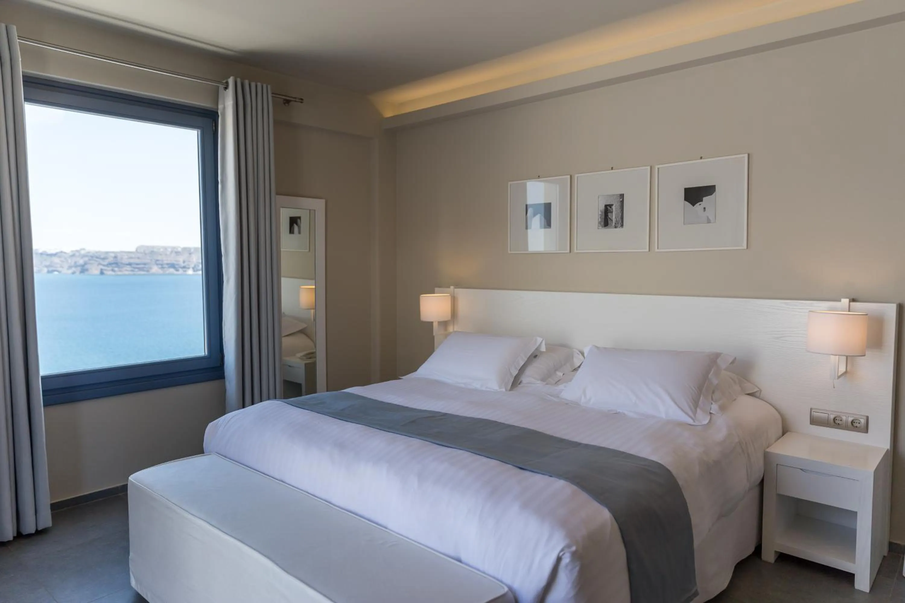 Bed in Acroterra Rosa Luxury Suites & Spa