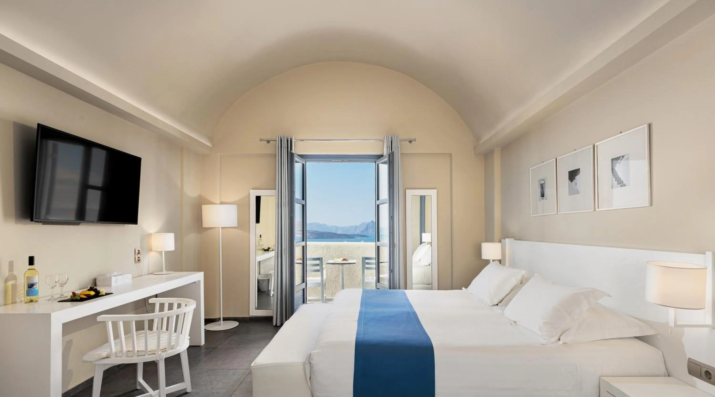 Bed in Acroterra Rosa Luxury Suites & Spa