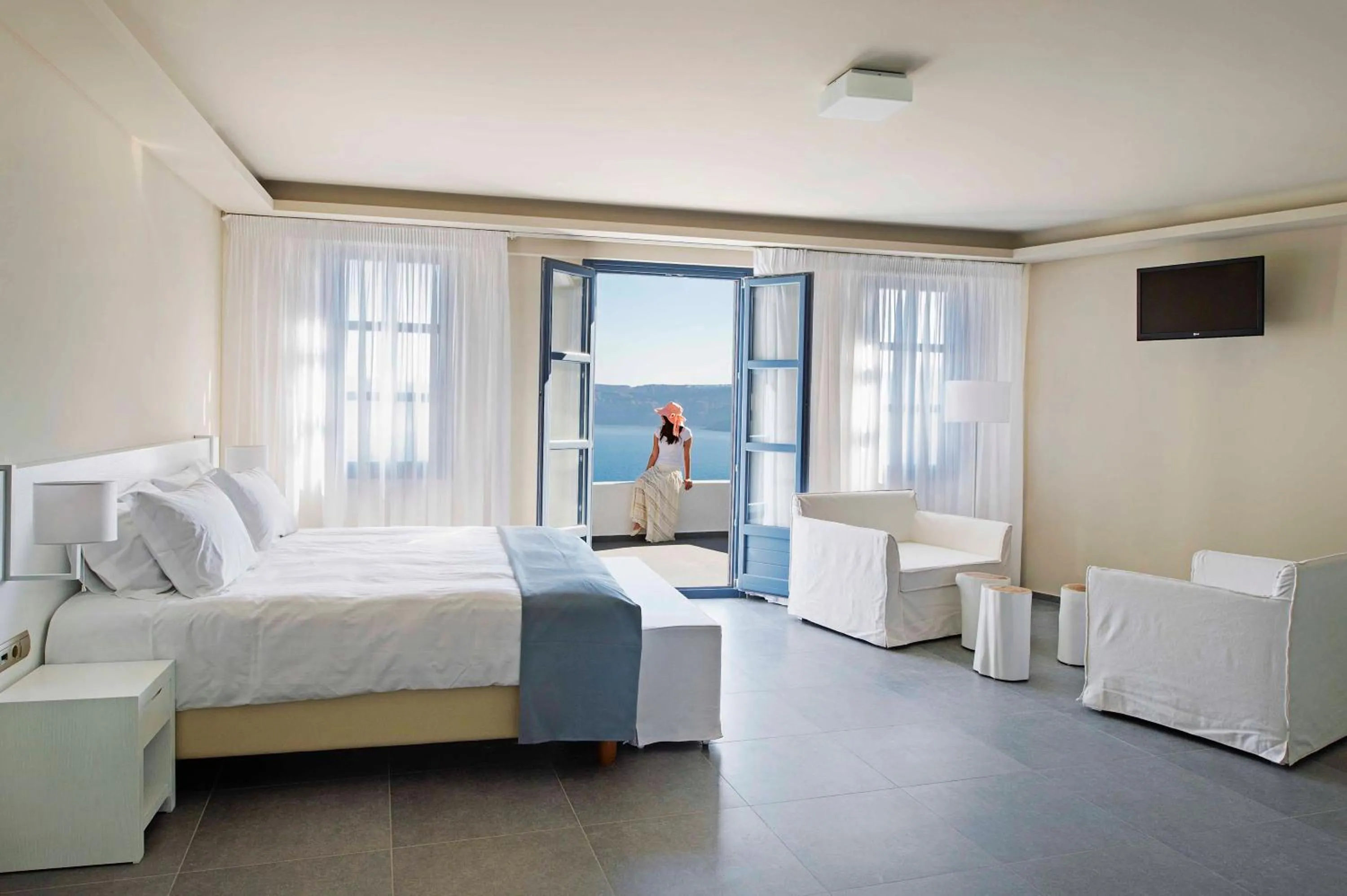 Bed in Acroterra Rosa Luxury Suites & Spa