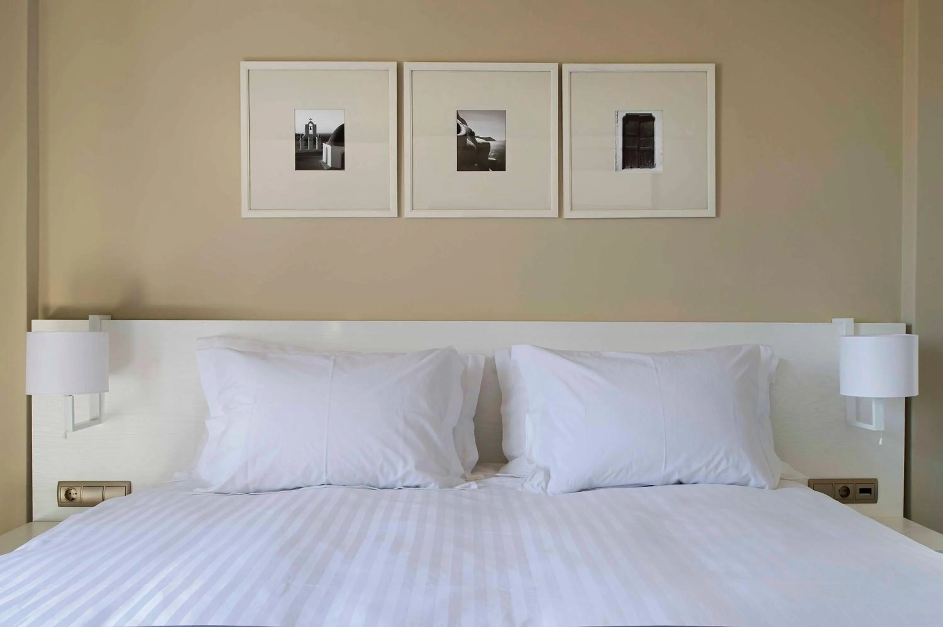 Bed in Acroterra Rosa Luxury Suites & Spa