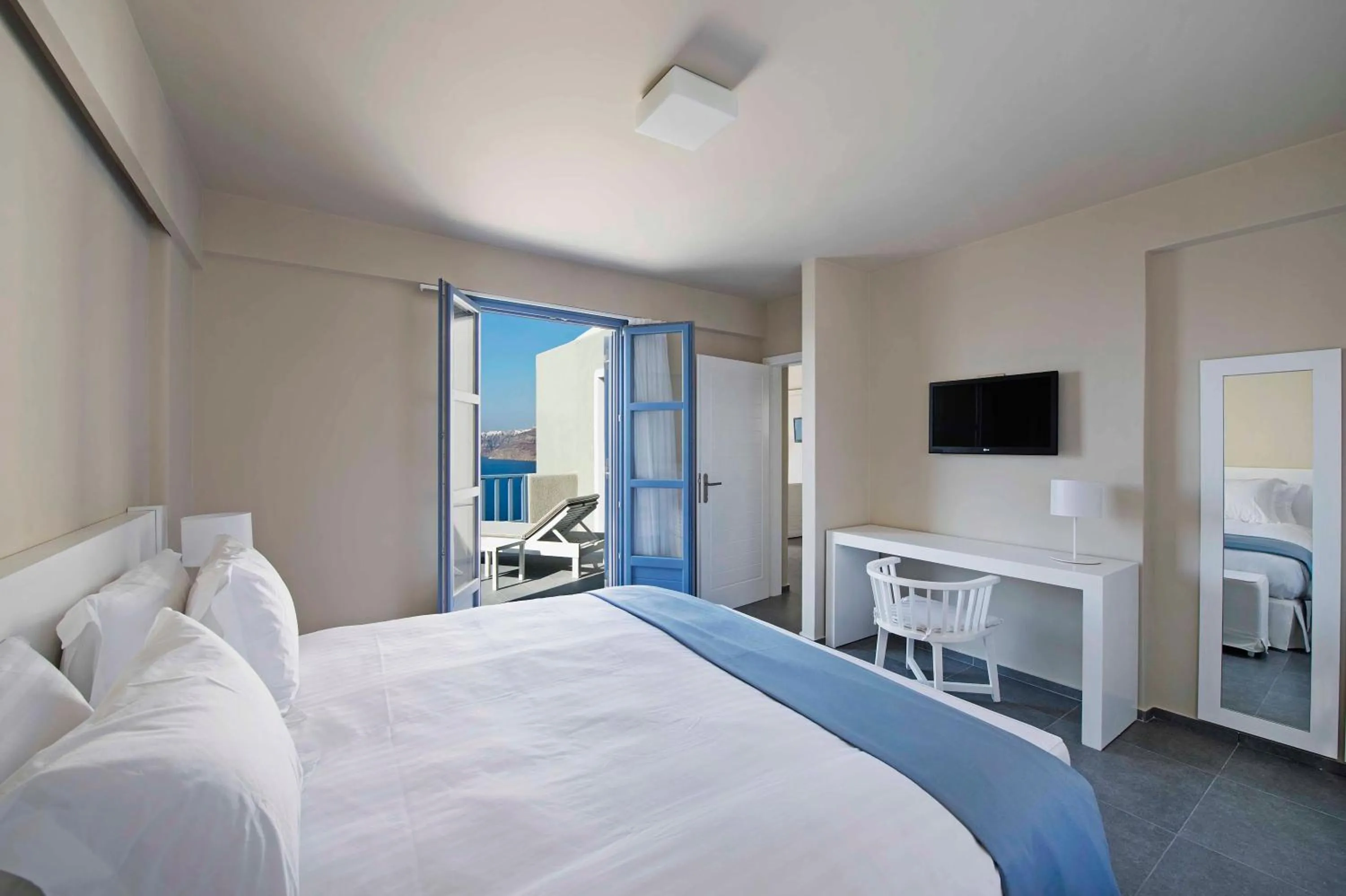 Bed in Acroterra Rosa Luxury Suites & Spa