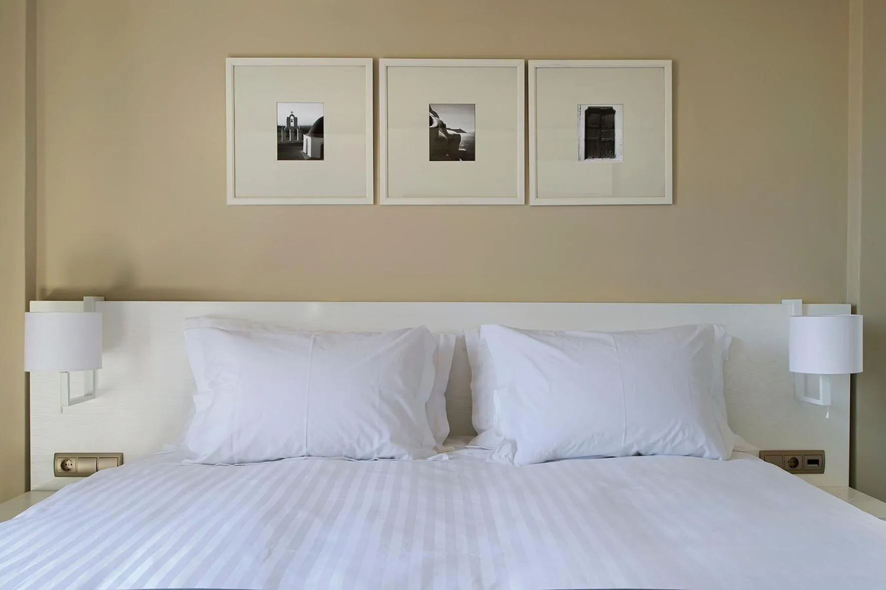 Bed in Acroterra Rosa Luxury Suites & Spa