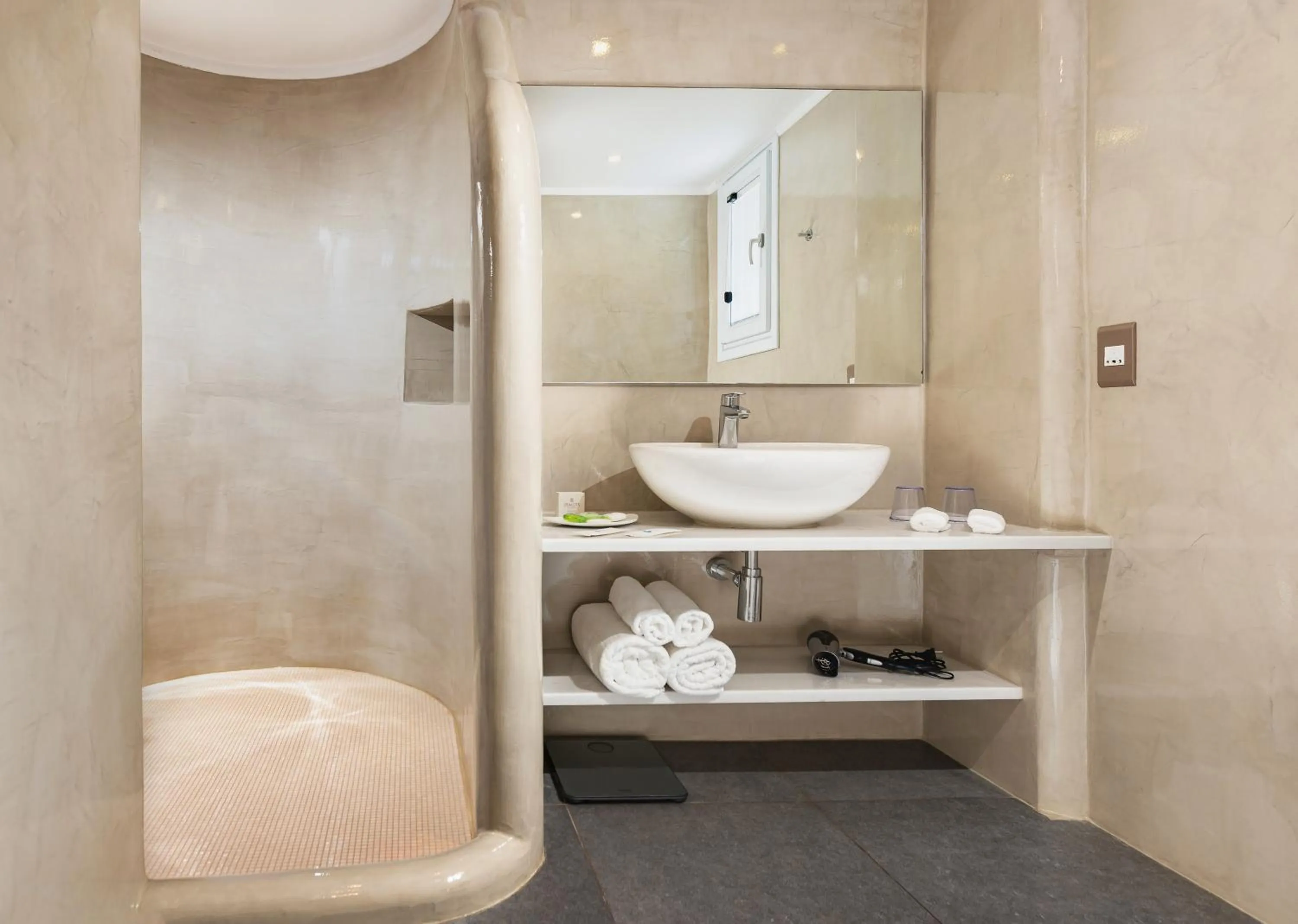 Shower in Acroterra Rosa Luxury Suites & Spa