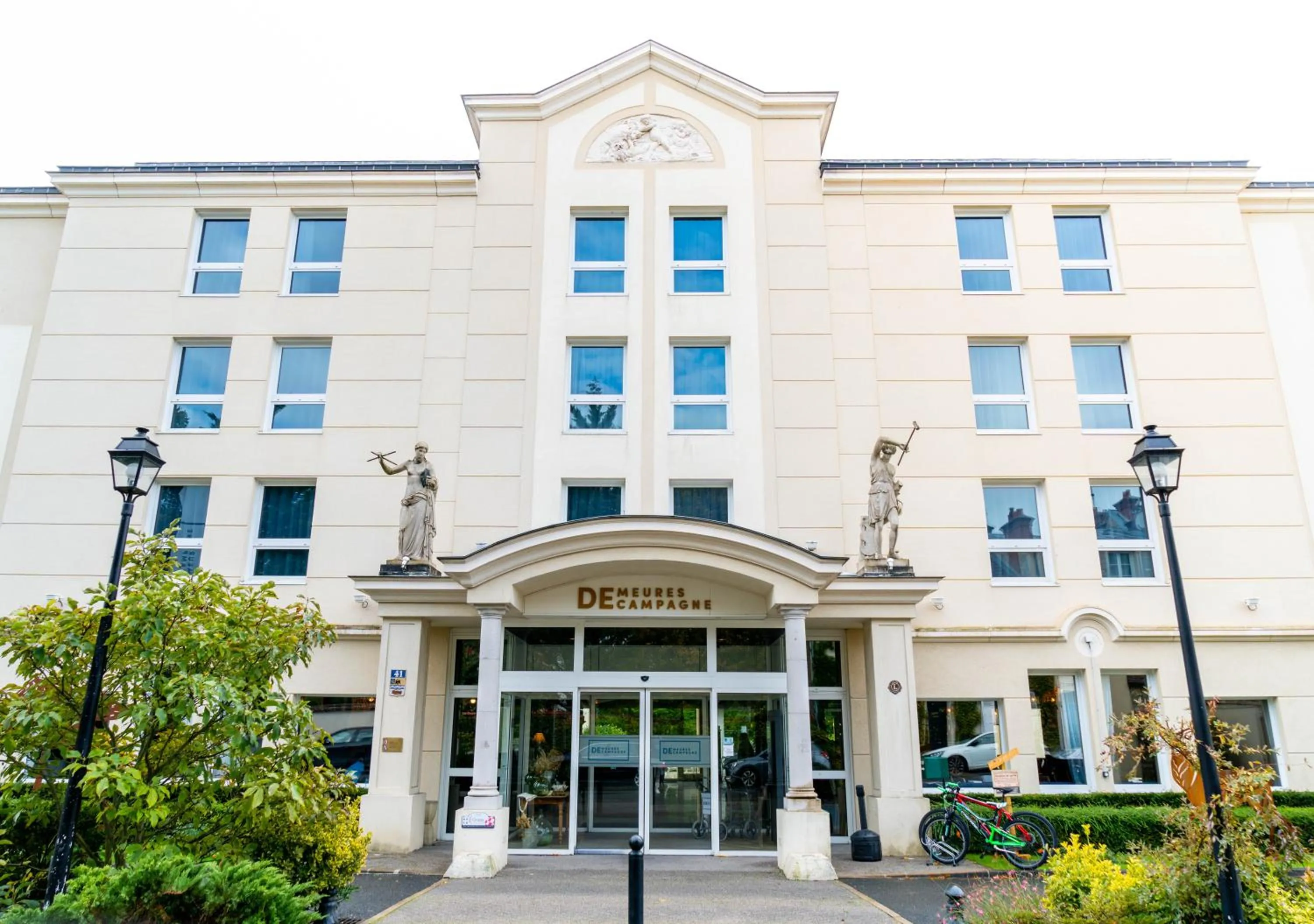 Facade/entrance in Hotel Demeures de Campagne Château de Fontainebleau