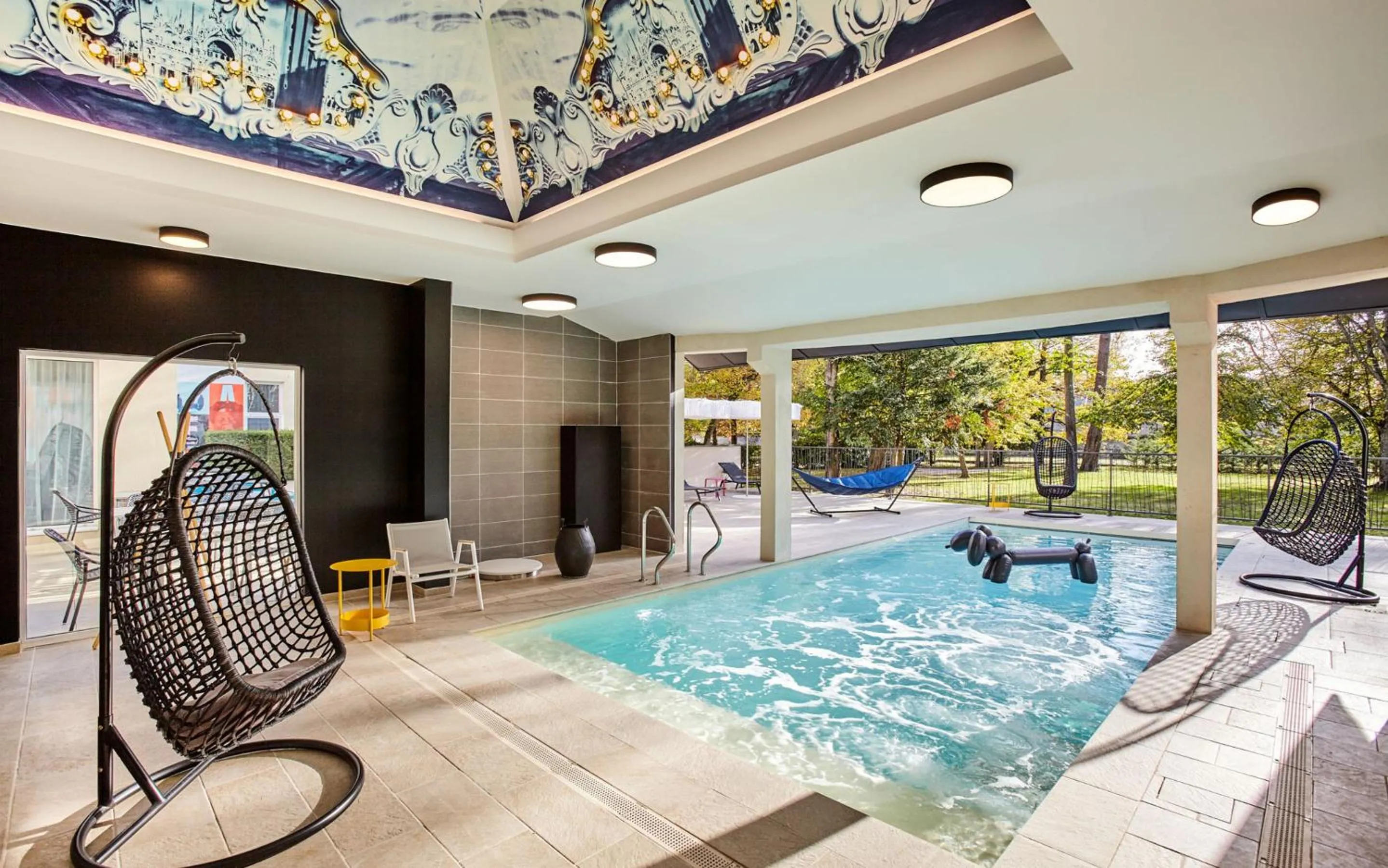 Swimming pool in Hotel Demeures de Campagne Château de Fontainebleau