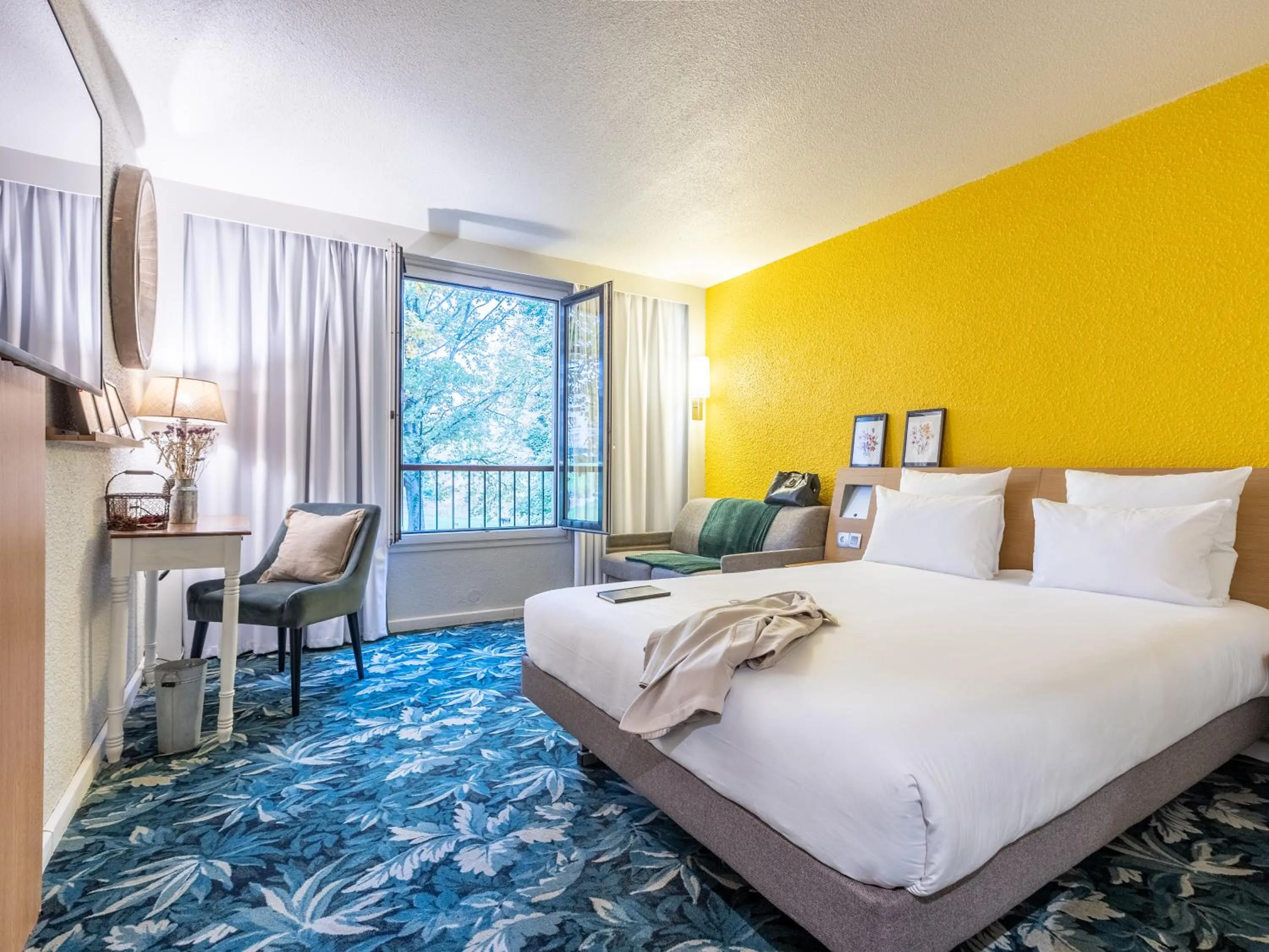 View (from property/room), Bed in Demeures de Campagne Domaine de Maffliers