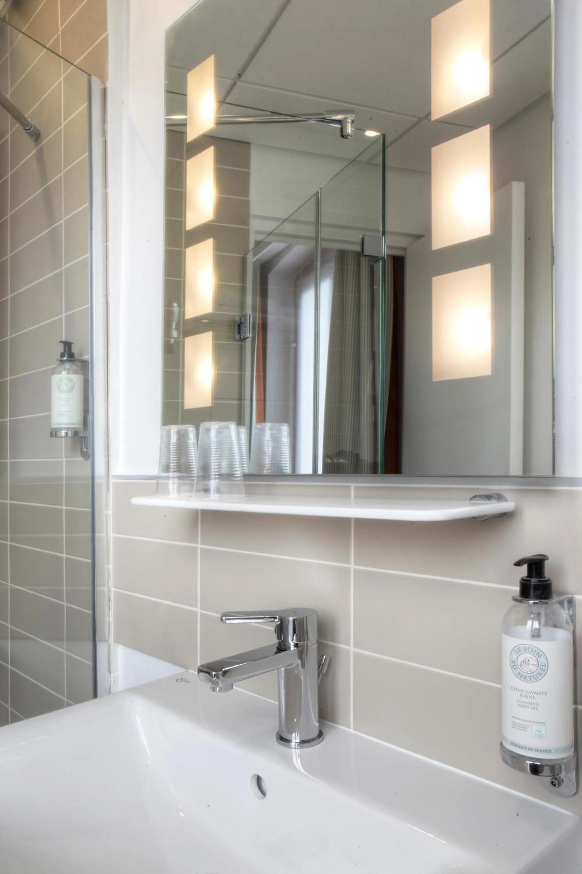 Bathroom in Contact Hôtel Alizé Montmartre