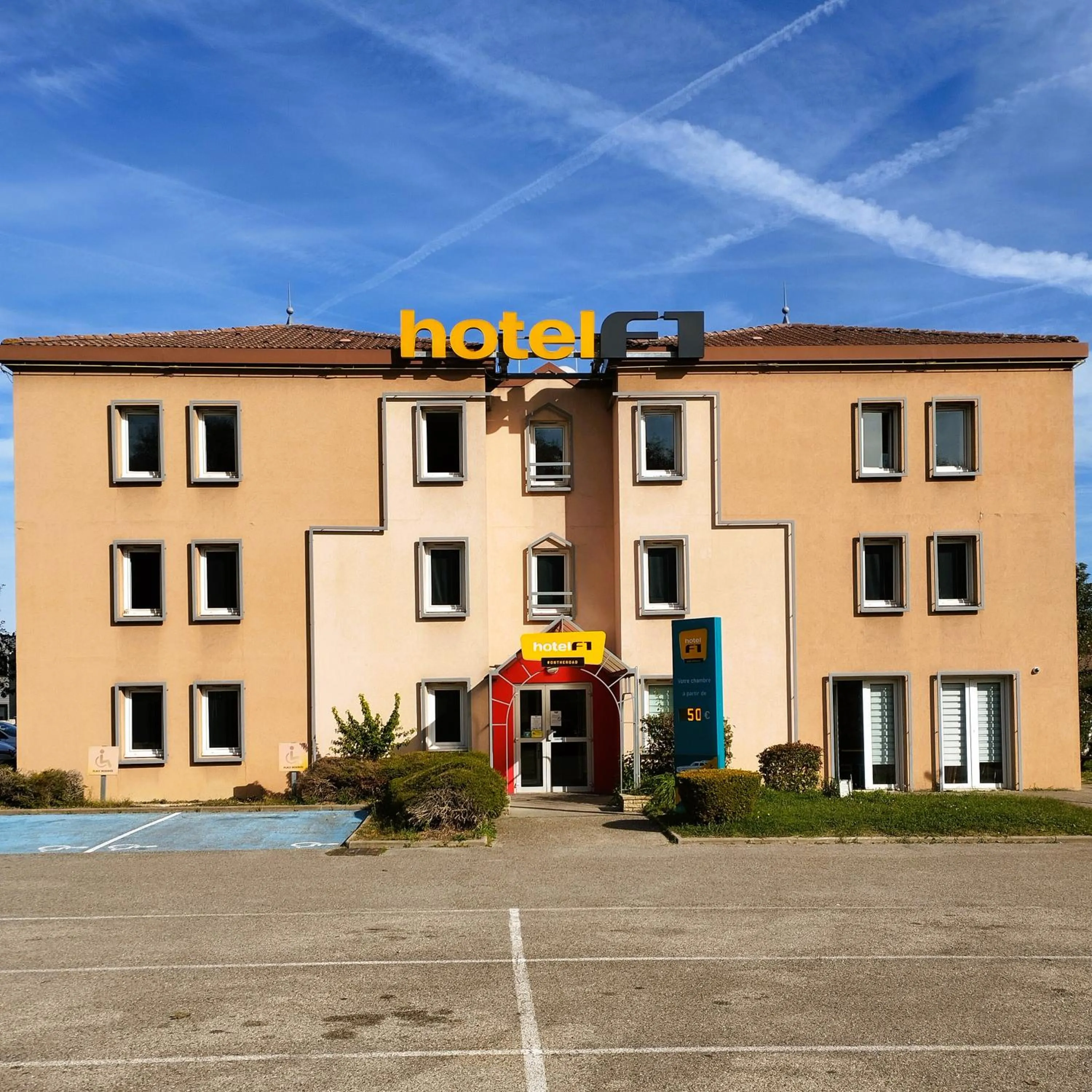 Property building in hotelF1 Lyon Bourgoin-Jallieu