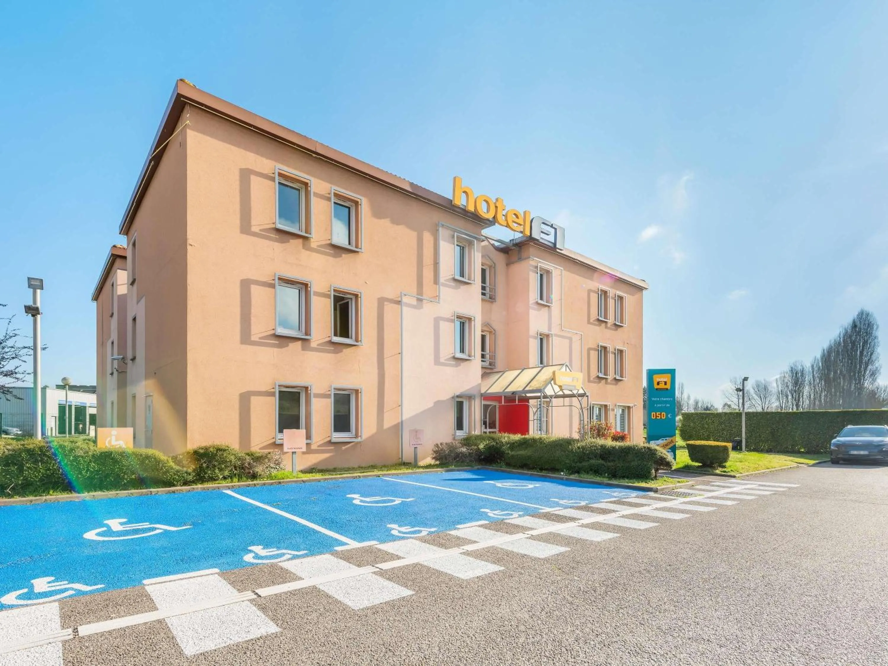 Property building in hotelF1 Lyon Bourgoin-Jallieu