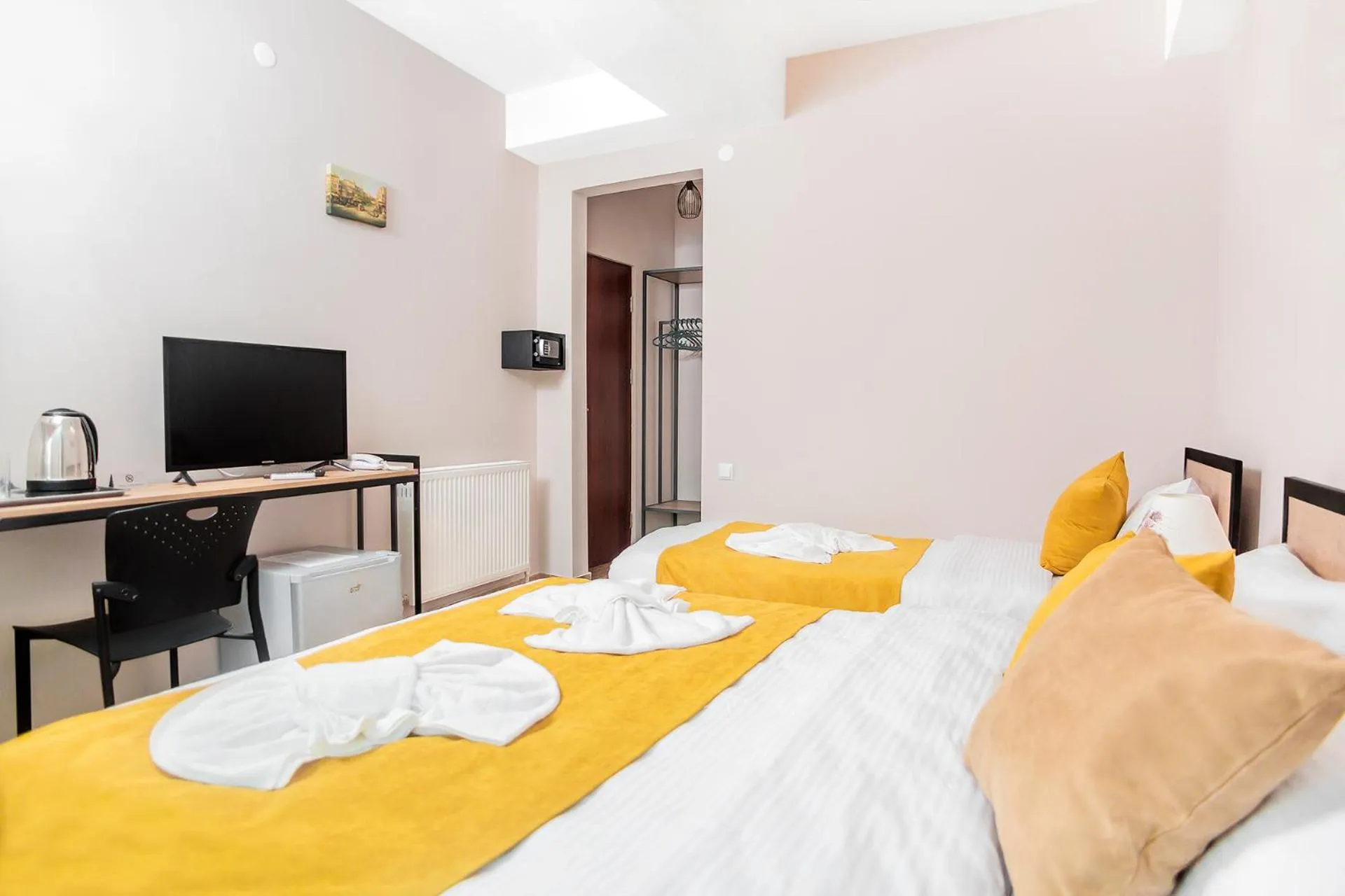 TV and multimedia, Bed in Diuma Hotel