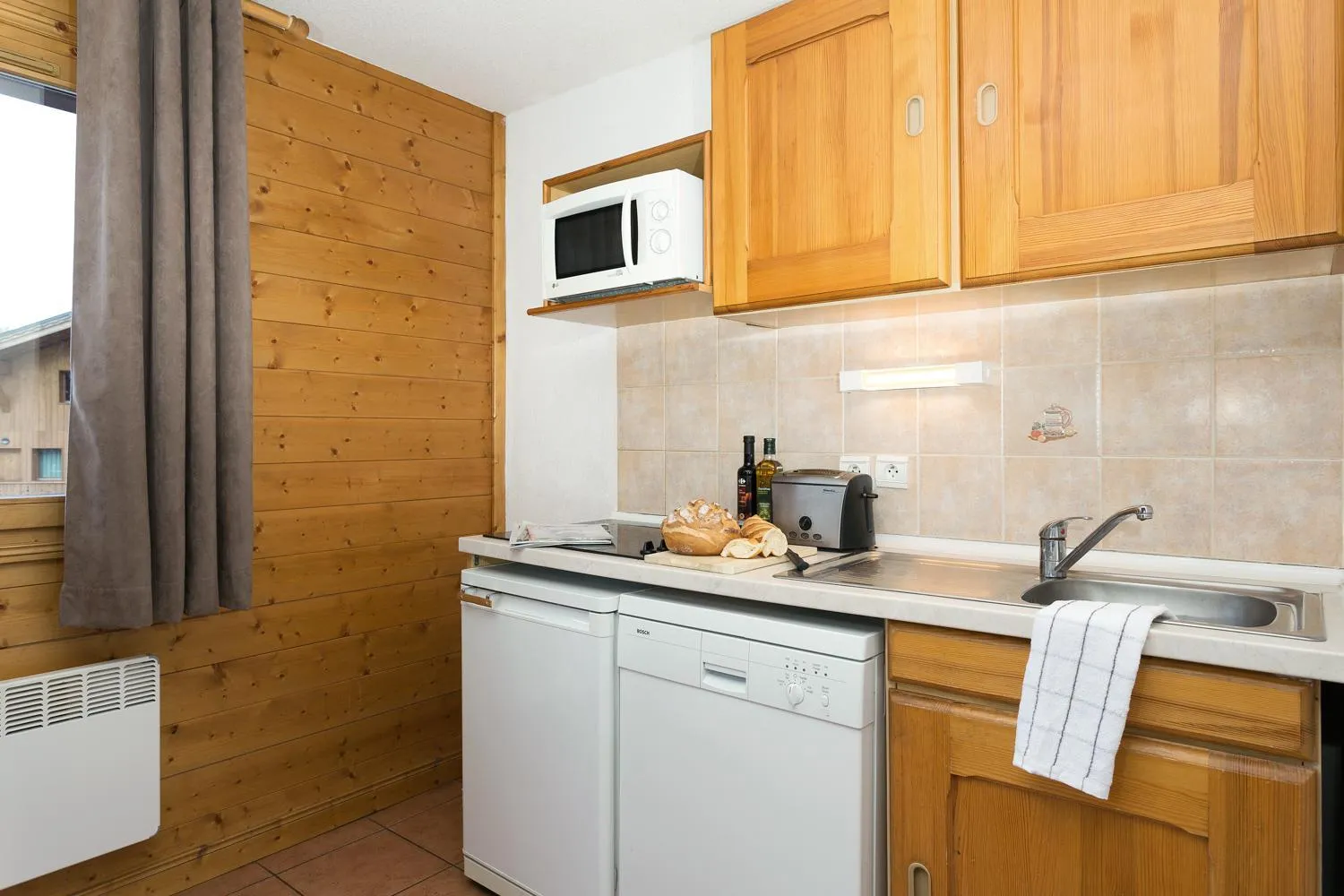 Kitchen or kitchenette in Madame Vacances Lodges des Alpages