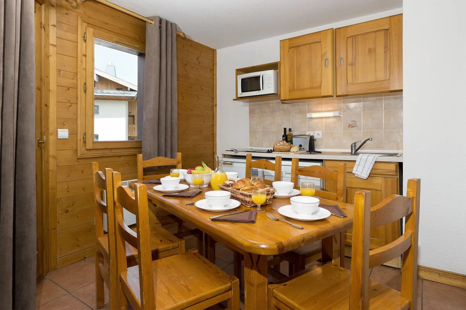 Kitchen or kitchenette in Madame Vacances Lodges des Alpages