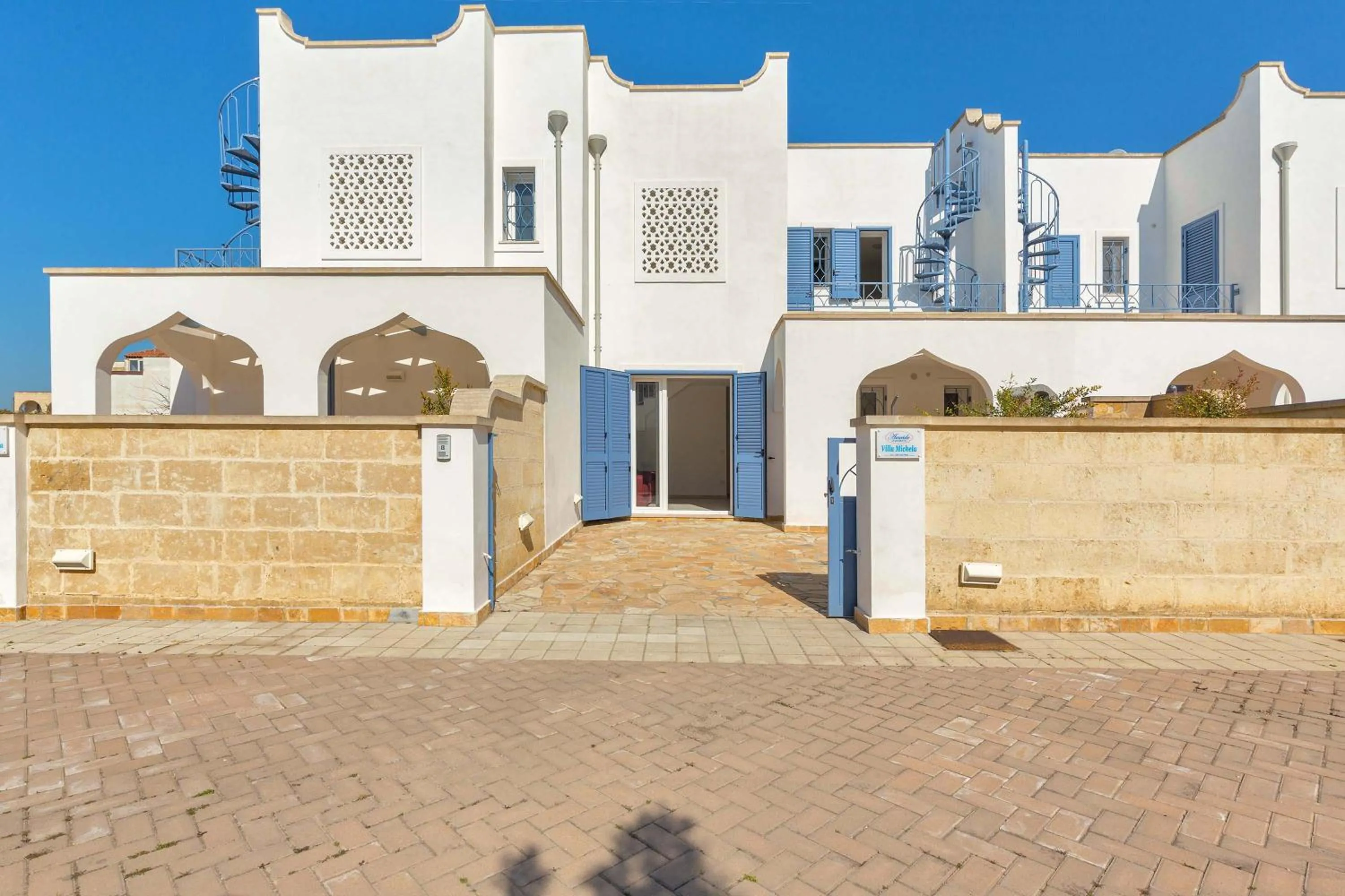 Facade/entrance in Villetta Michela by BarbarHouse