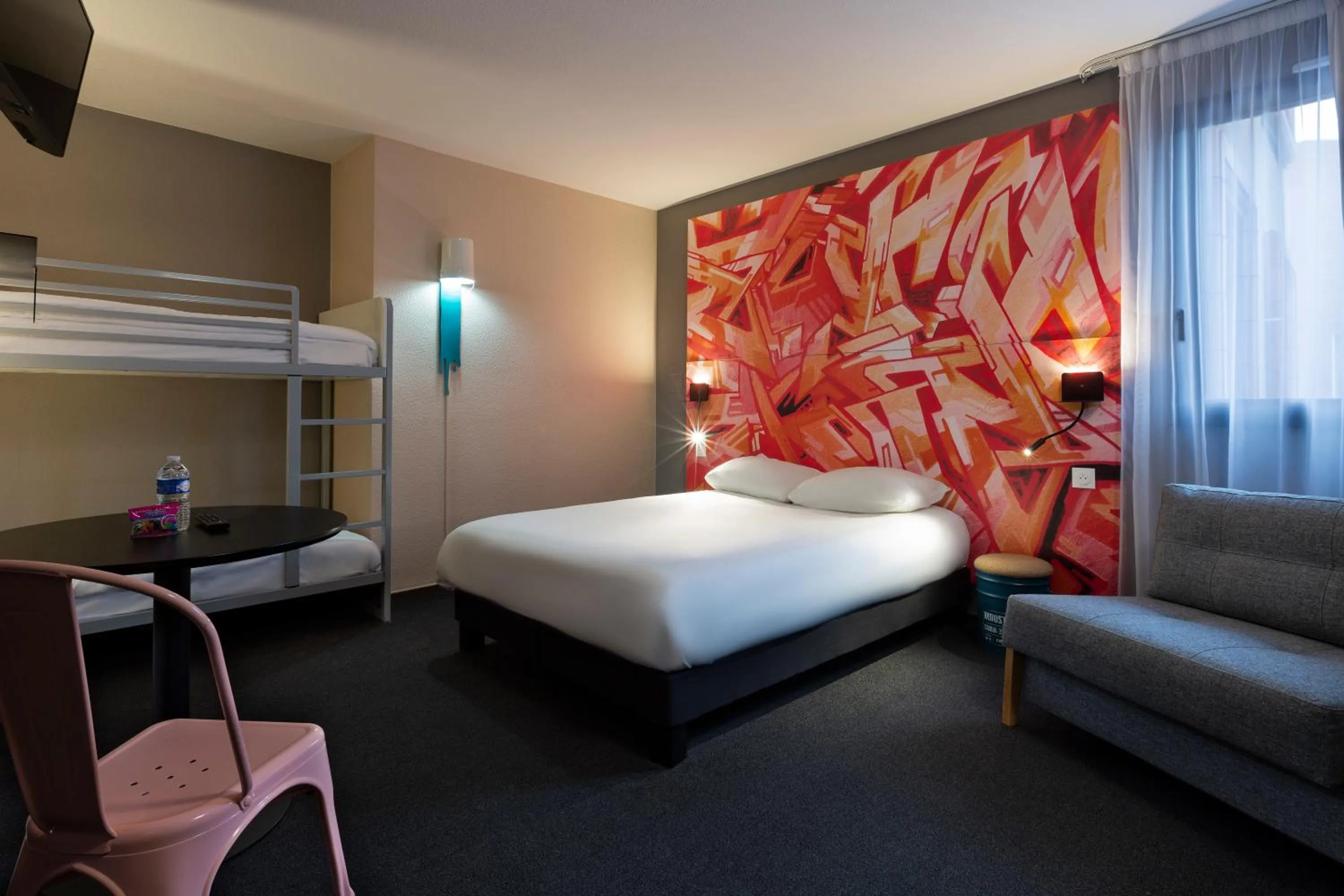 Photo of the whole room, Bed in Ibis Styles Toulouse Centre Canal du Midi